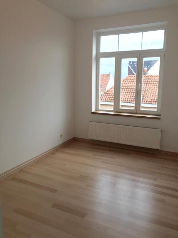 COMPLEET GERENOVEERD 3SLAAPKAMER HOEK-APPARTEMENT 