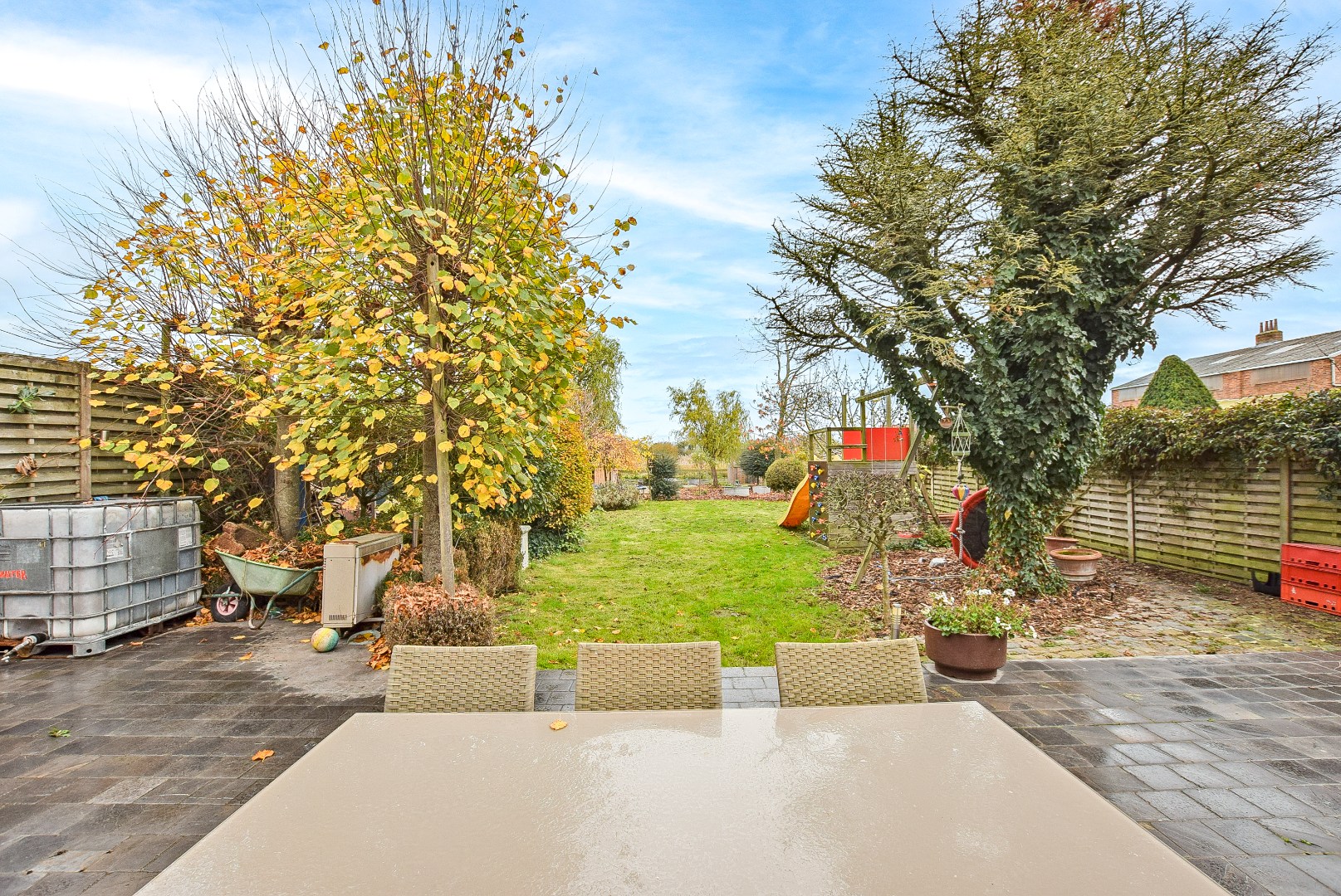 Ruime woning met dubbele garage en knappe uitzichten te centrum Veurne 