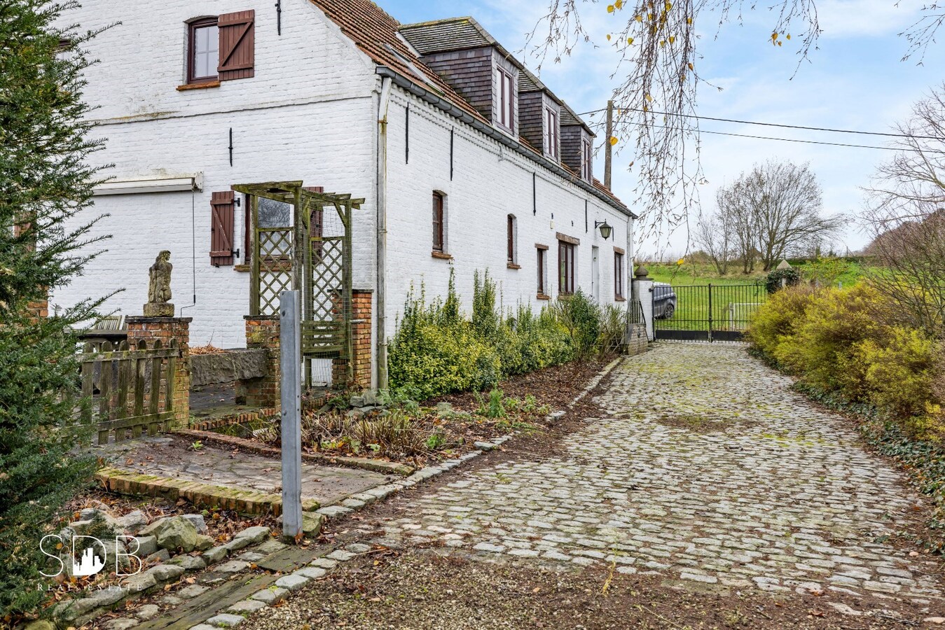 Authentieke hoeve met bijgebouwen met graslanden op circa 8.750m² 
