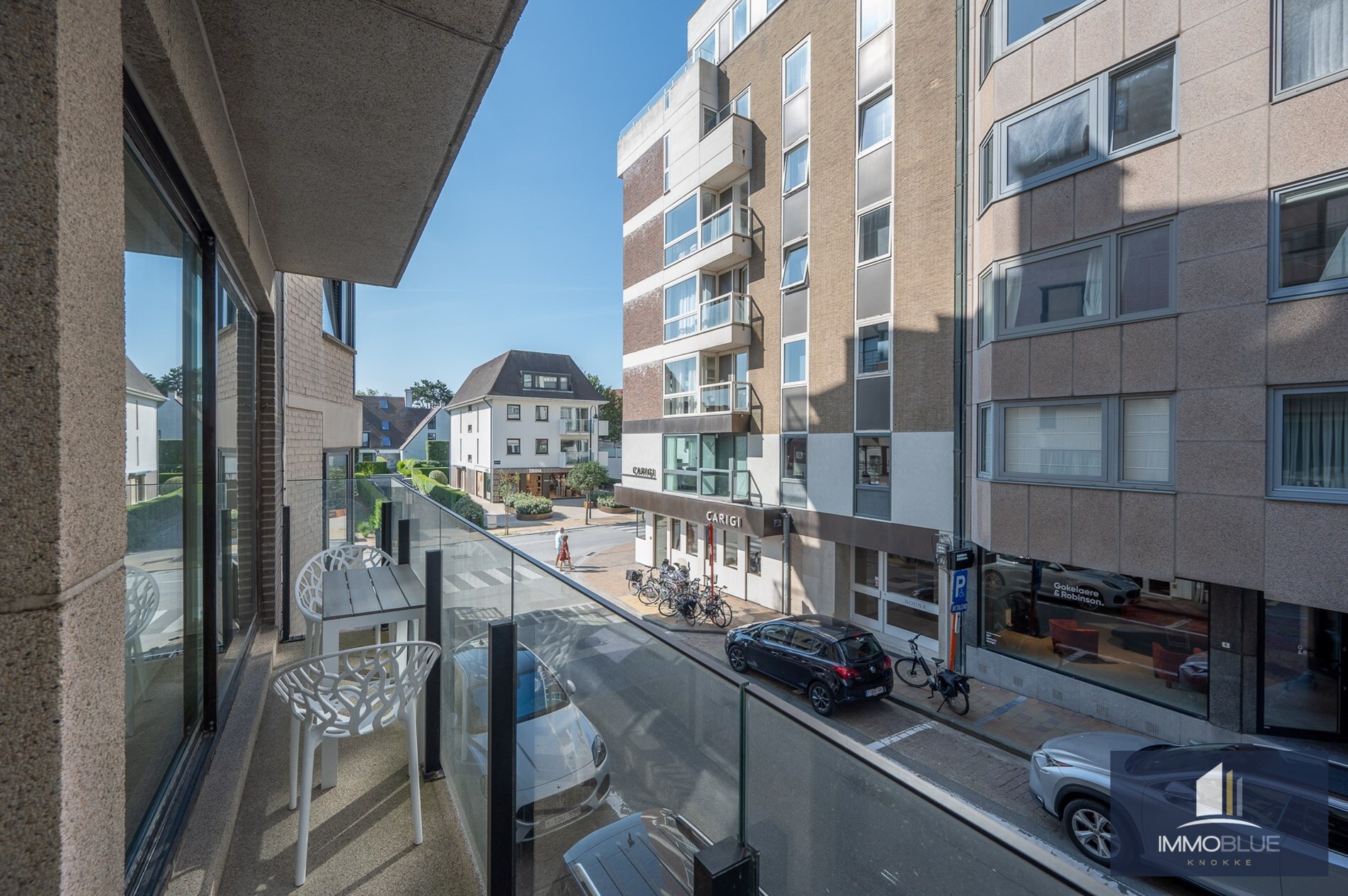 Stijlvol appartement met een gevelbreedte van circa 6 meter genietend van zijdelings zeezicht gelegen aan de Kustlaan. 