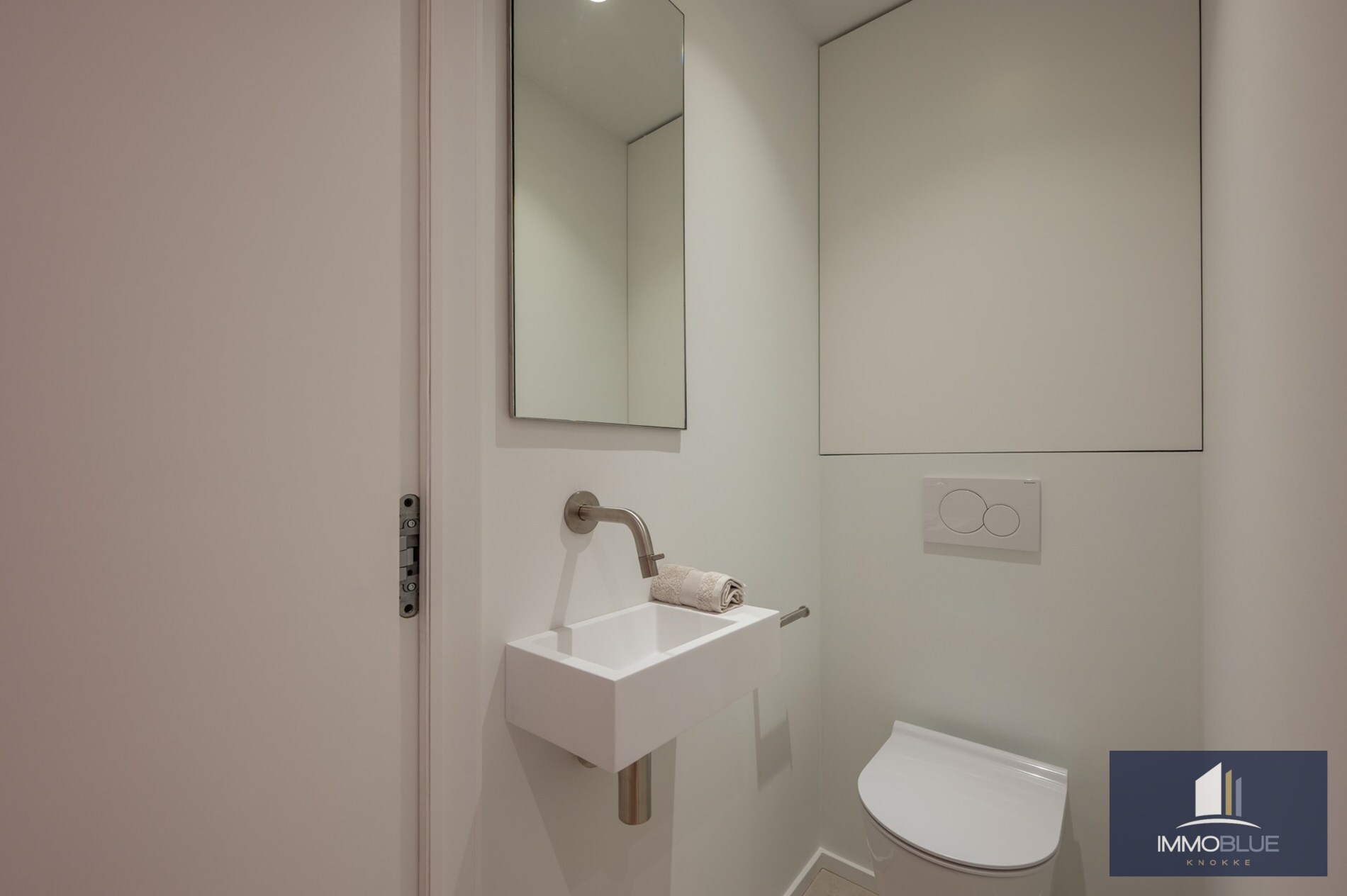 Stijlvol volledig gerenoveerd appartement in een vernieuwde residentie gelegen op een boogscheut van de zee en het commercieel centrum. 