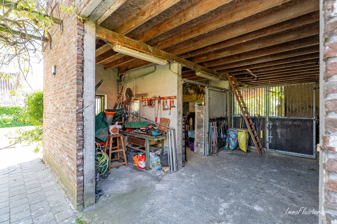 Charmante villa avec bâtiment d'écurie et prairie sur environ 6 700 m² à Hamme. 