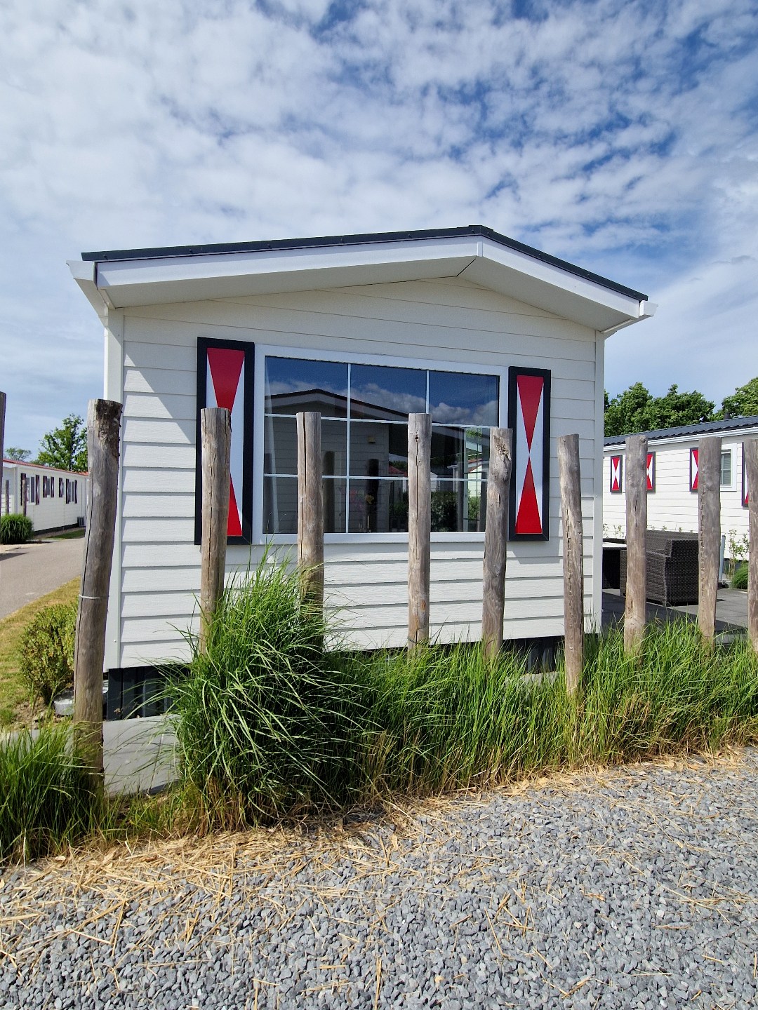 Ontsnap aan de dagelijkse drukte en geniet van een heerlijke vakantie in de te koop aangeboden sfeervolle chalet (nr. 244) op park Duinzicht te Koudekerke! 