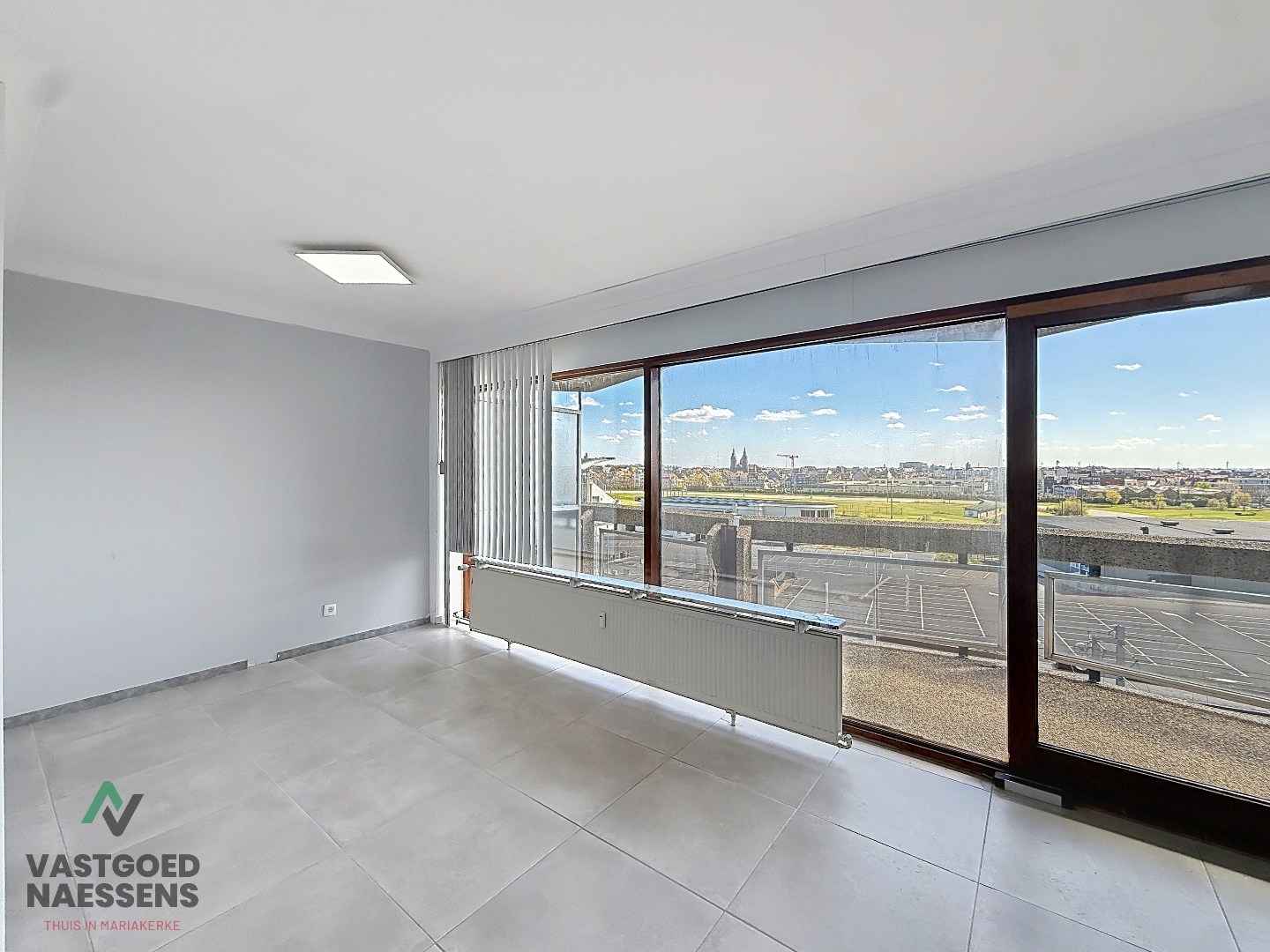 INSTAPKLARE STUDIO MET SLAAPHOEK EN ZONNIG TERRAS 