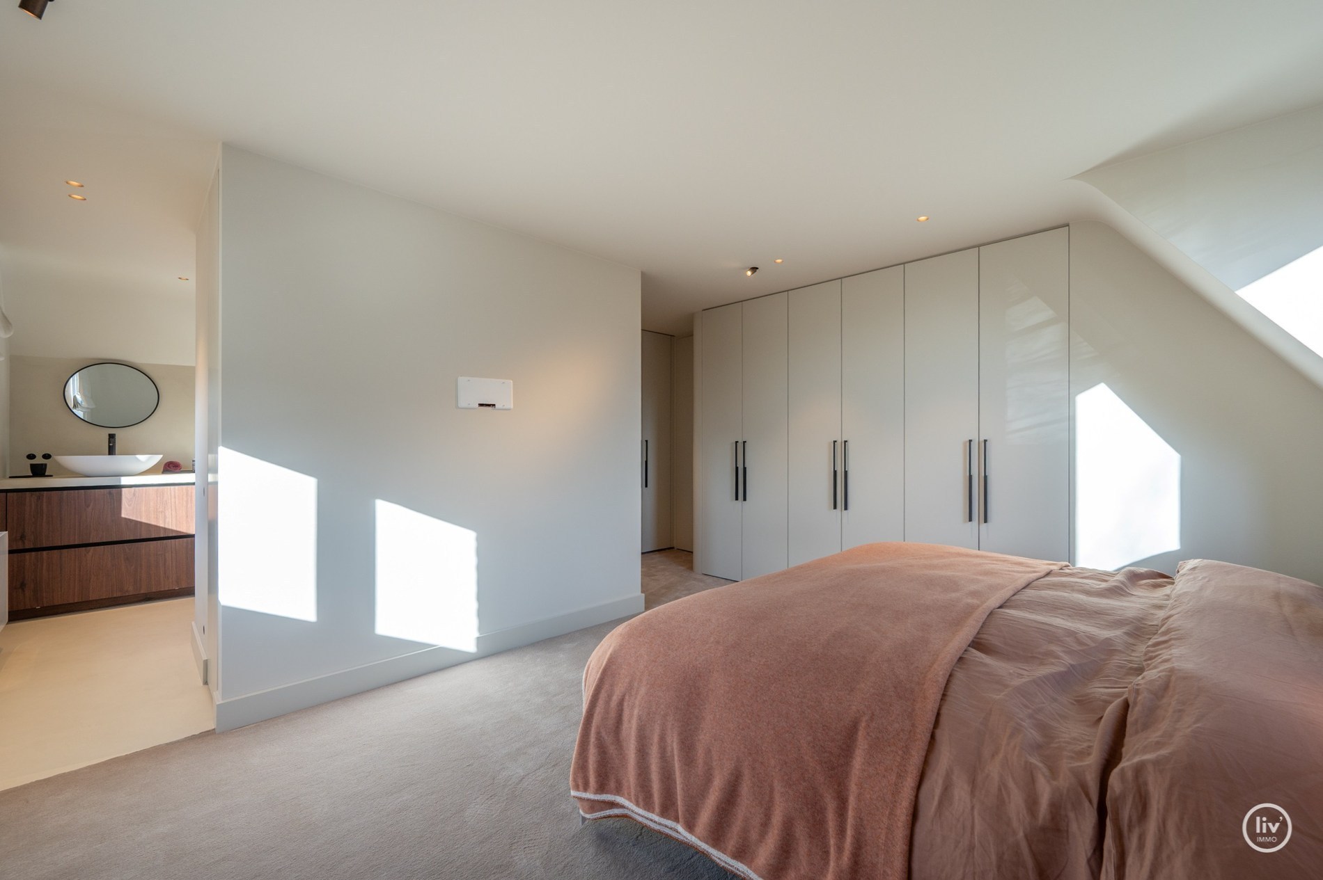 Magnifique villa rénovée, située sur un grand terrain de 1365 m2 dans un quartier résidentiel de villas, à proximité du centre de Knokke. 
