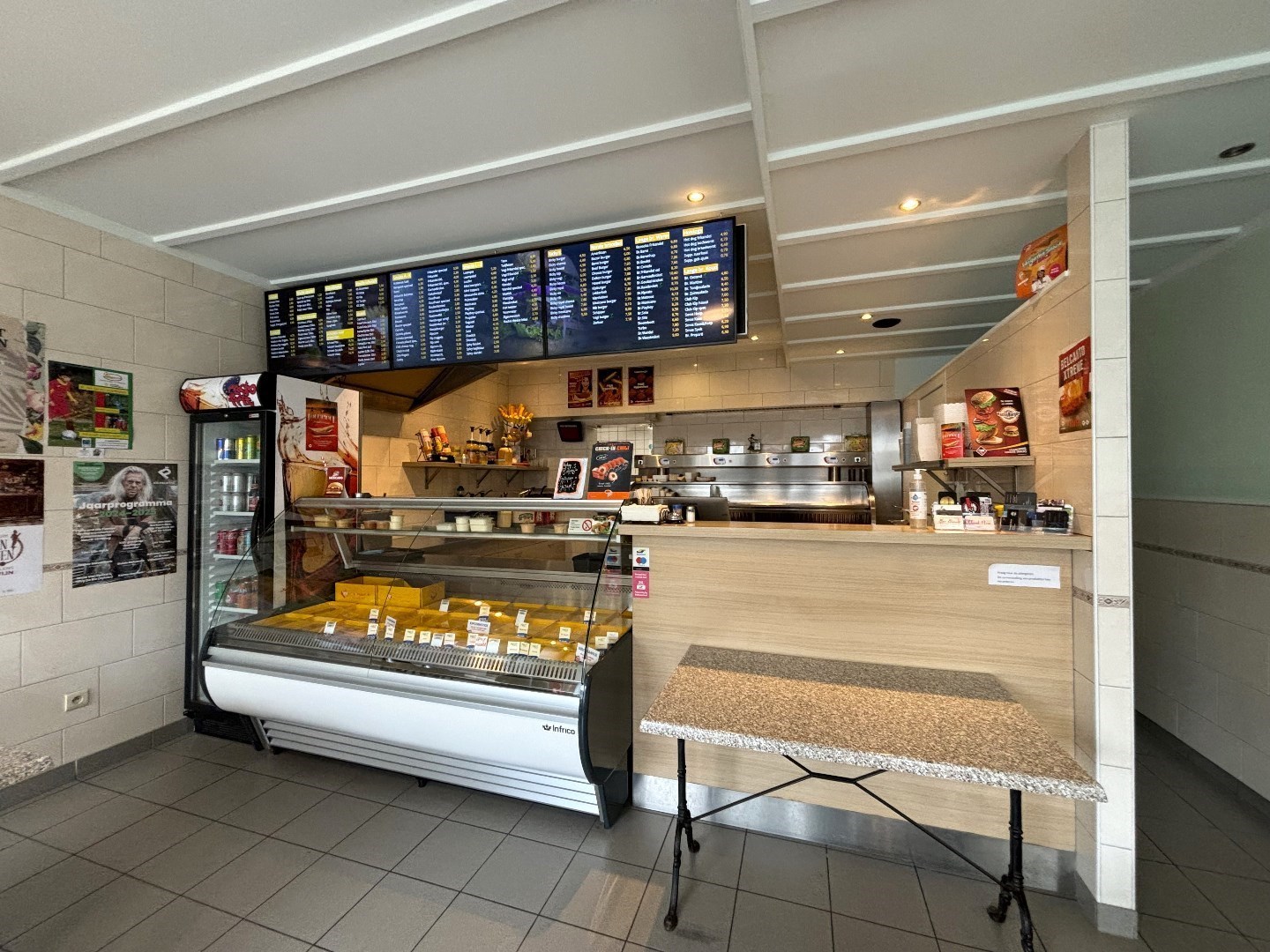 Frituur met volledige inboedel en bovengelegen appartement in Leopoldsburg 