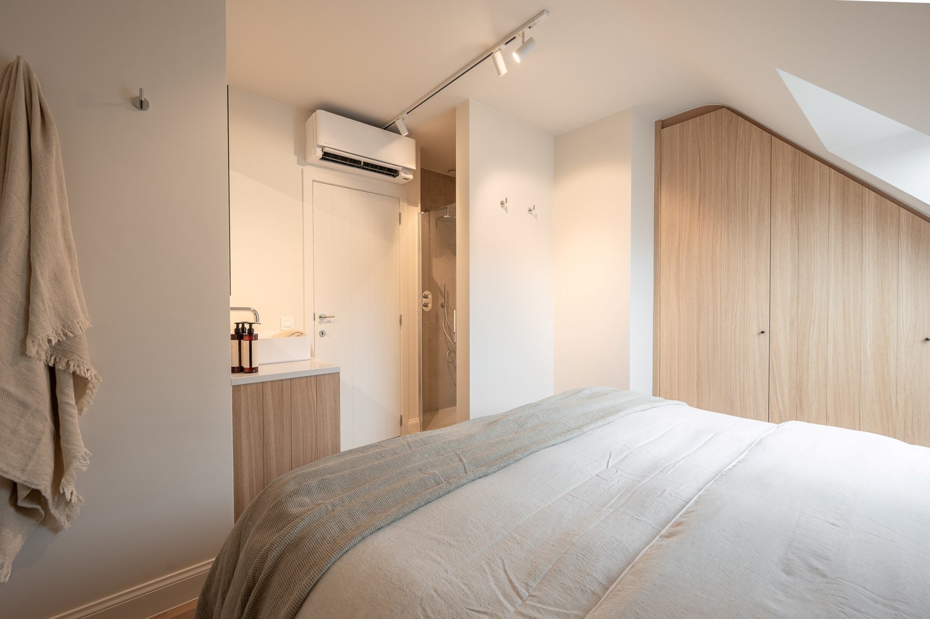 et strand.Magnifique appartement en duplex magnifiquement rénové avec vue latérale sur la mer, 2 chambres à coucher complètes, 2 grandes terrasses et un niveau de finition exceptionnel, situé à quelqu 