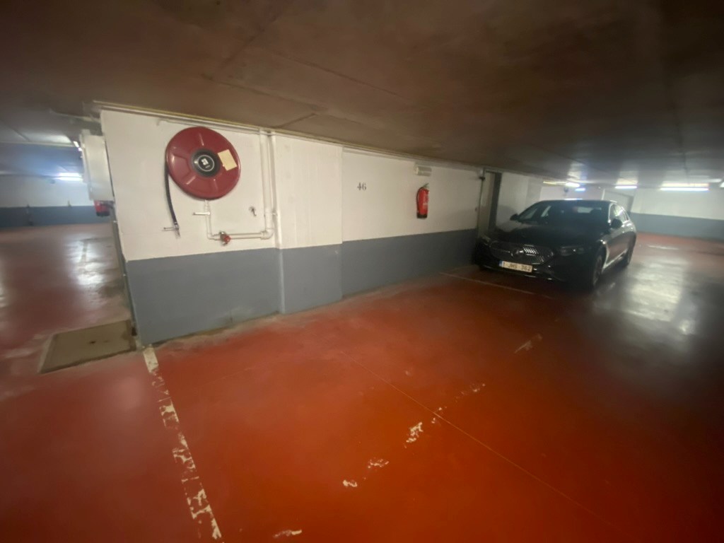Centraal gelegen auto-staanplaats met een centrale ligging in het Zoute op 150m wandelafstand van het Albertstrand. 