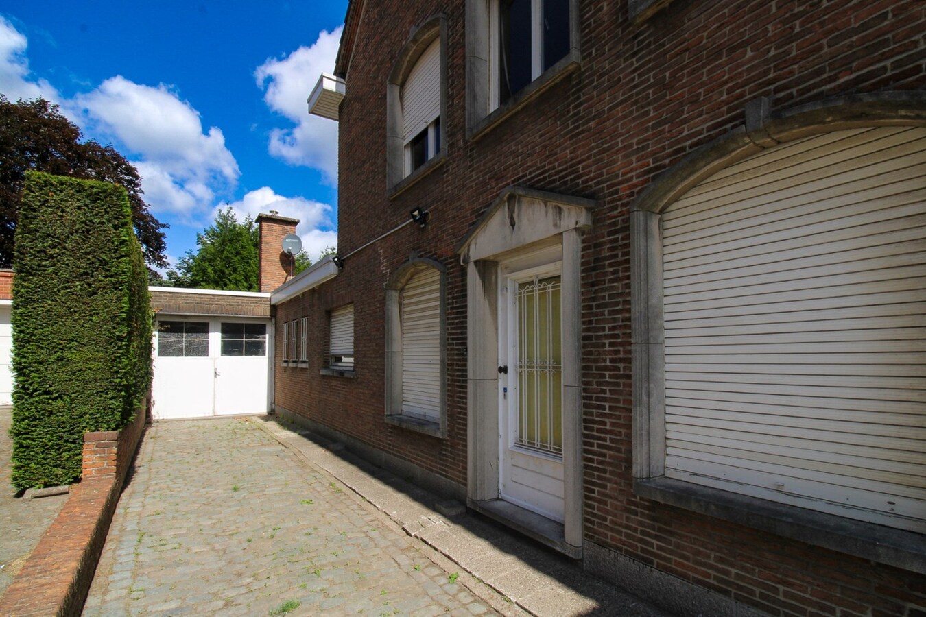 Charmante en ruime halfopen bebouwing met 5 slaapkamers, garage, tuin én topligging in hartje Sint-Niklaas te koop! 