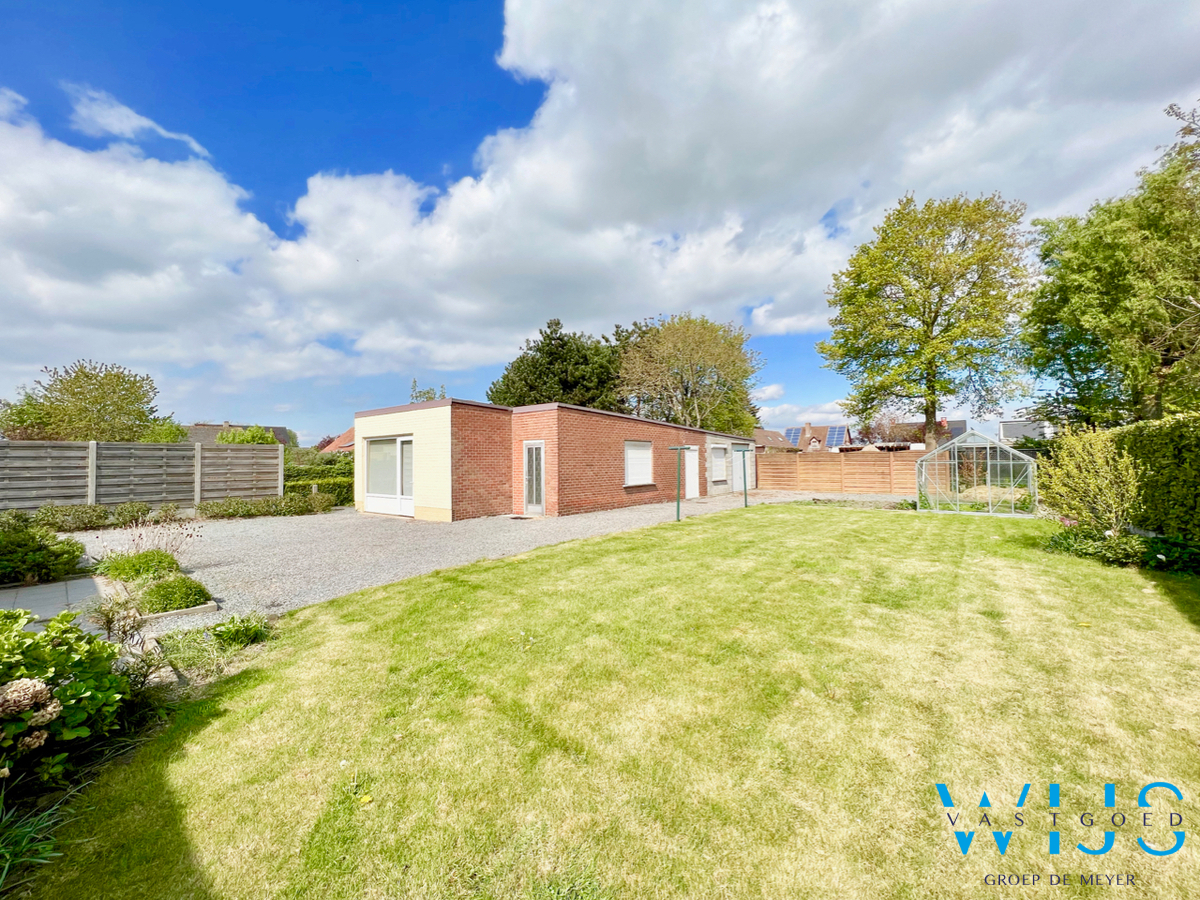 Ruime bungalow met bijgebouw op een ideale locatie in Assenede ! 