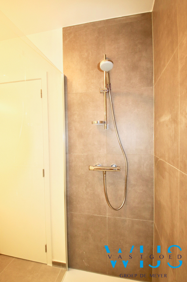 Instapklaar GELIJKVLOERSAPP. met tuin &amp; garage te Zelzate ! 