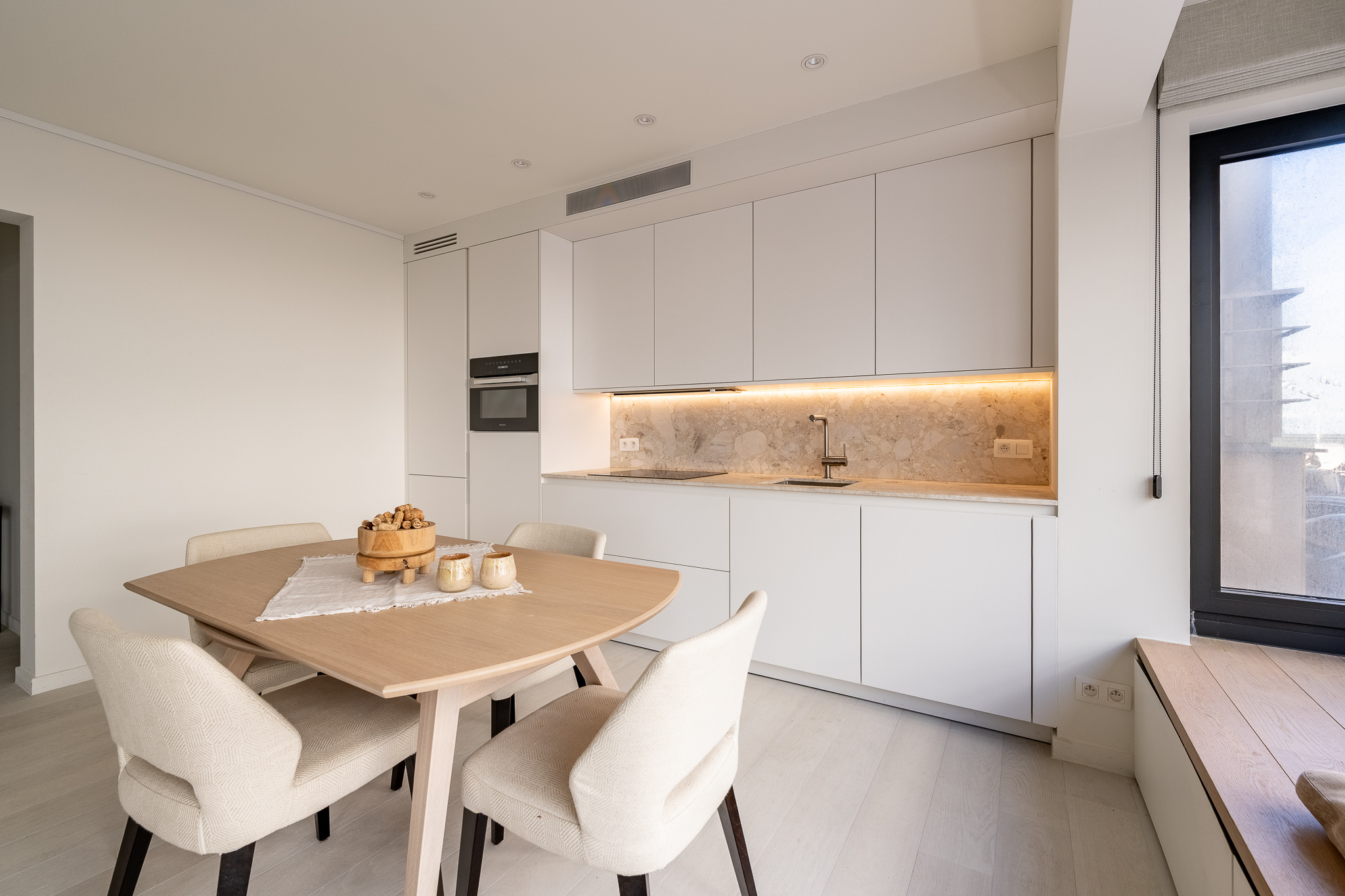 Appartement rénové avec style, offrant une vue latérale sur la mer, au cœur du Zoute. 