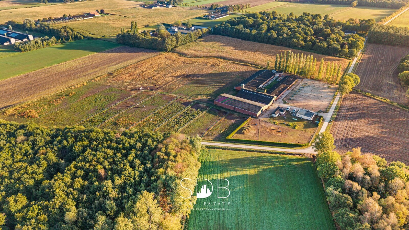 Boerderij met paardenfaciliteiten en graslanden op 14.490m² 