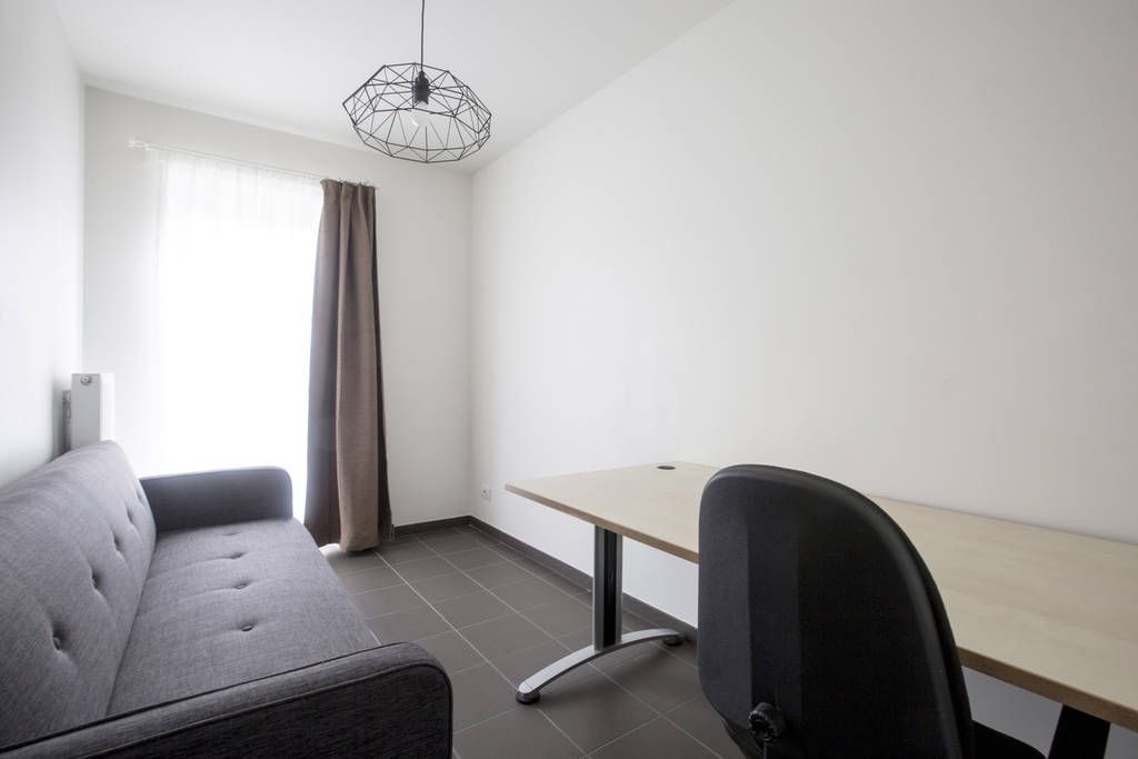 Multi-funktioneel gelijkvloers appartement. Optimale commerciële ligging ! 