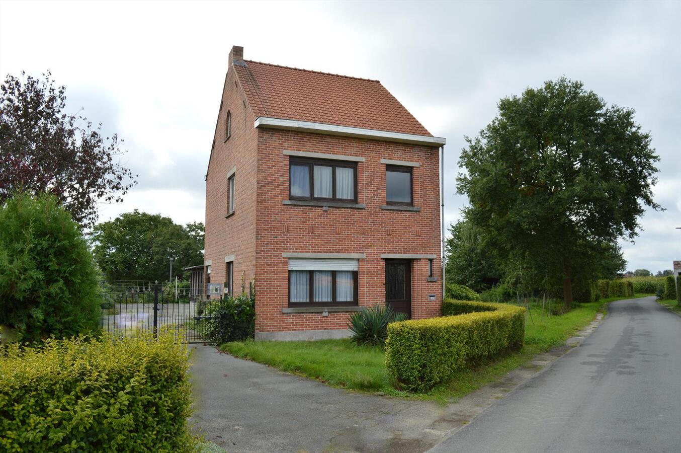 Te renoveren woning met loods en weide op 7.327m² te Zele 