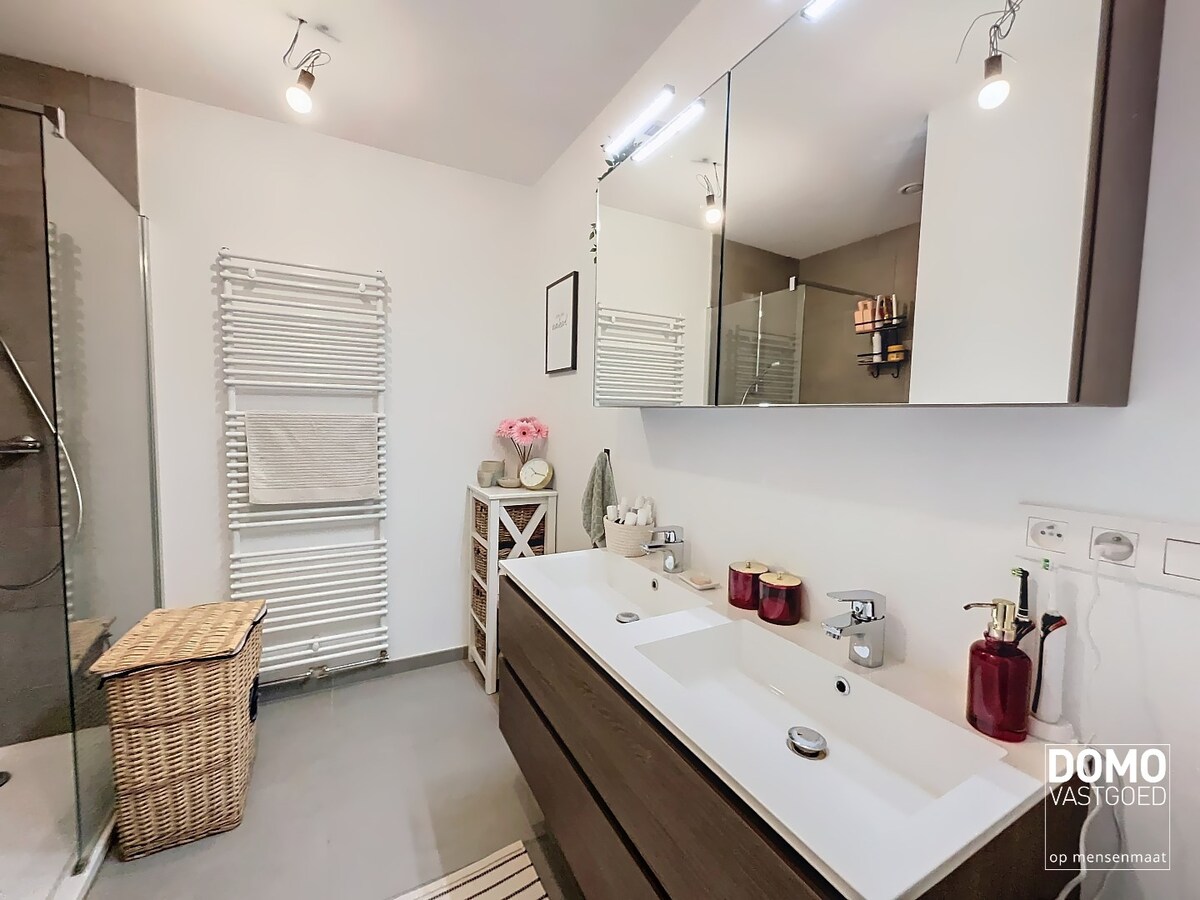 GELIJKVLOERS 1 SLAAPKAMER APPARTEMENT MET TUIN TE KERMT 