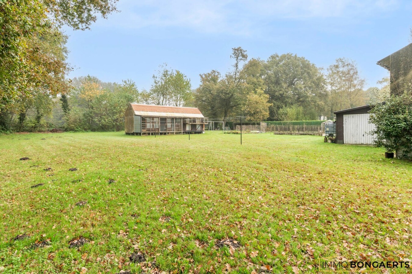 Ruime half open bebouwing met vier slaapkamers op een groot perceel 