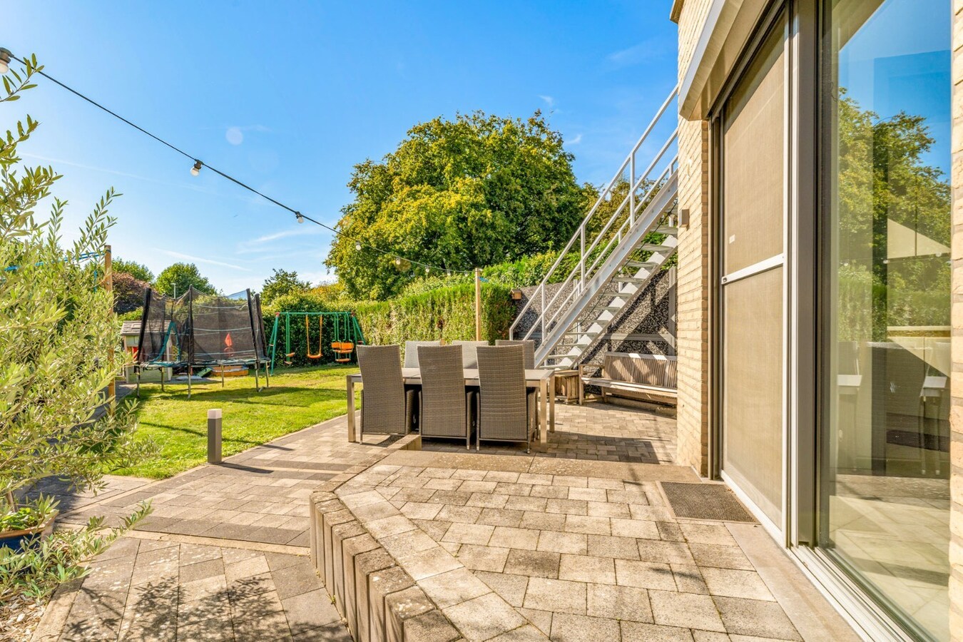 Zeer ruime, goed afgewerkte woning met diverse mogelijkheden nabij het centrum van Maaseik! 