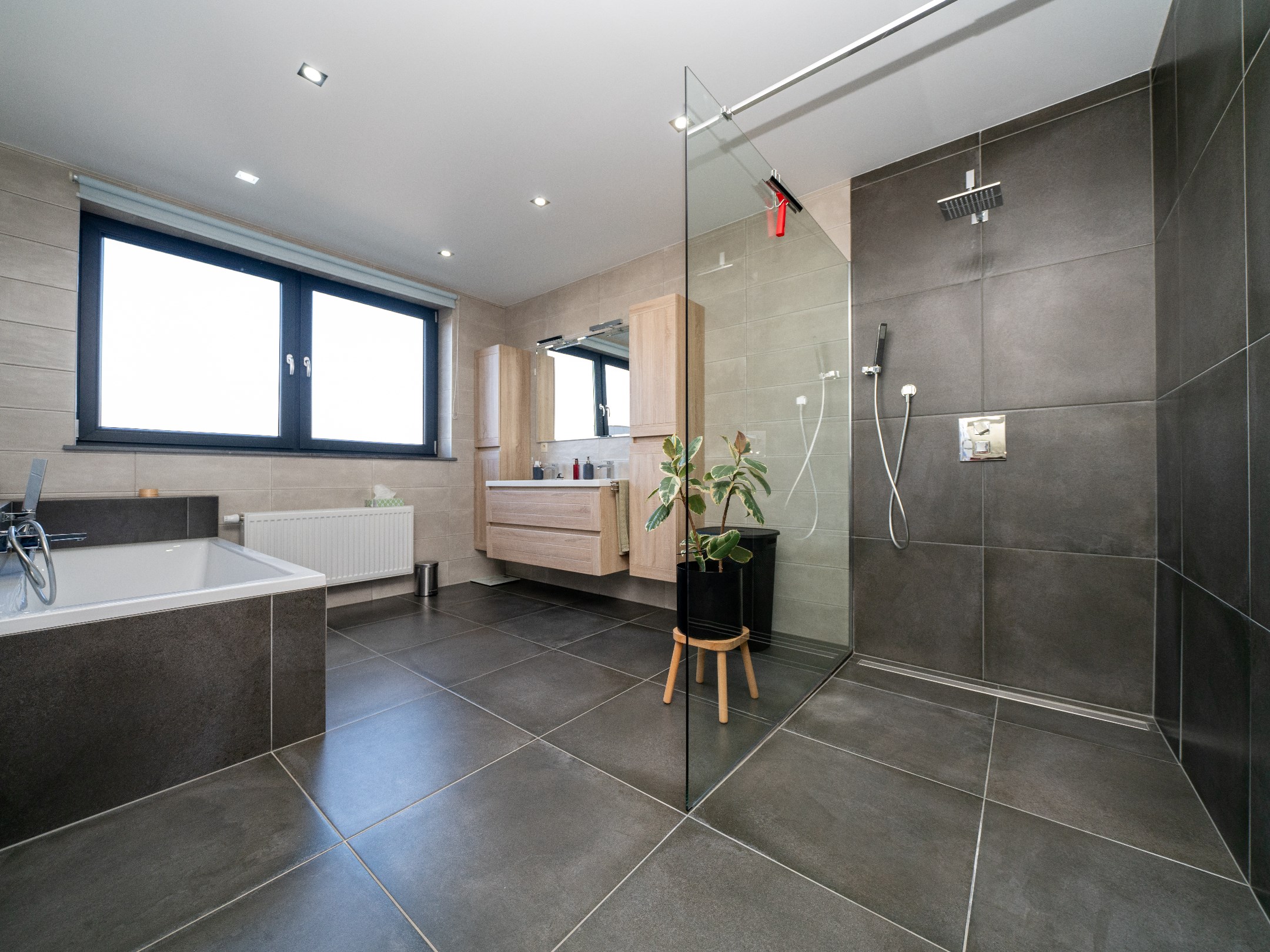 Nouvelle construction 3 chambres, 3 sdb et garage 