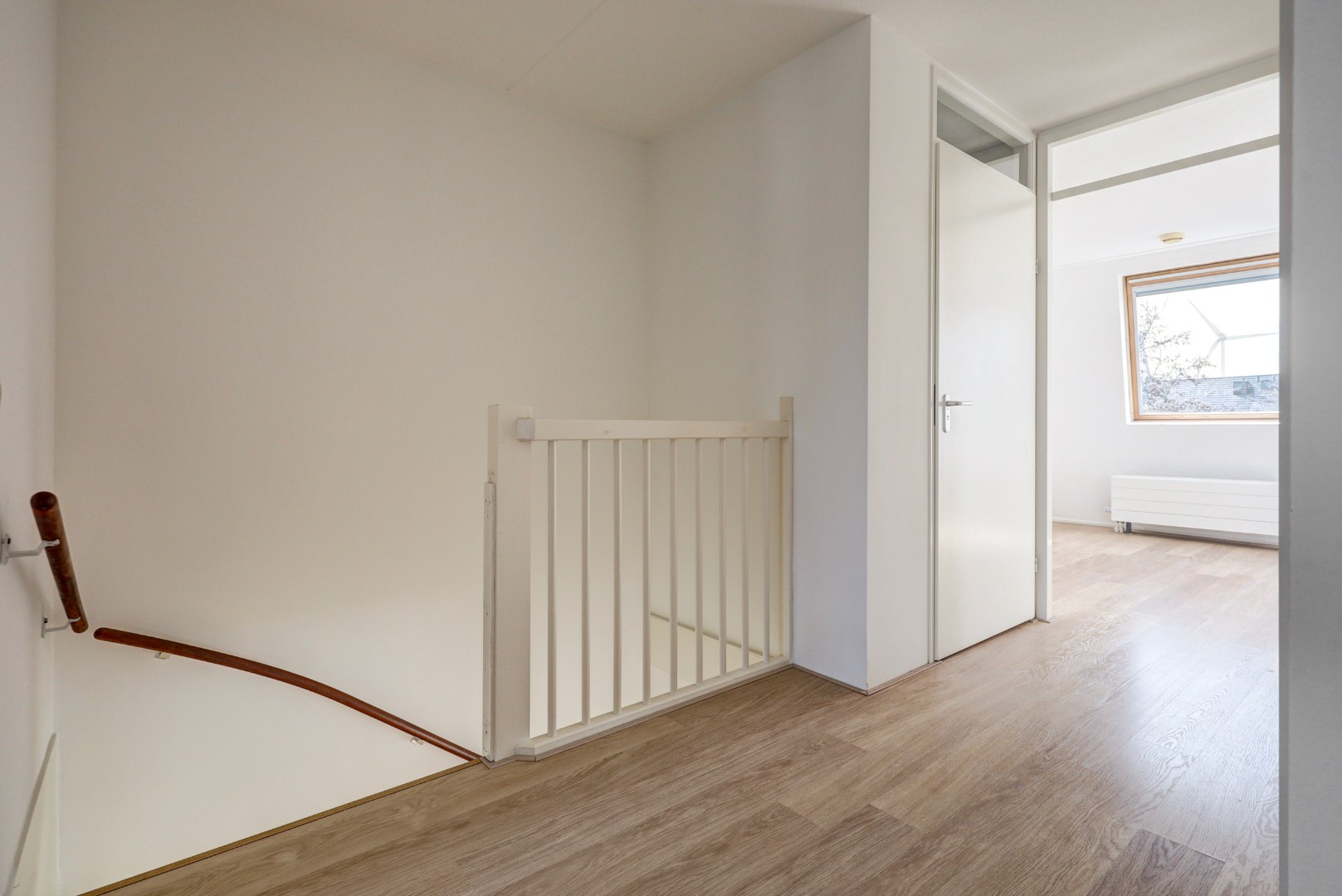 Energiezuinige (A-label) en instapklare 6-kamer tussenwoning met lichte woonkamer, moderne keuken, vijf slaapkamers, zonnige onderhoudsvriendelijke tuin met achterom en gelegen op eigen grond. 