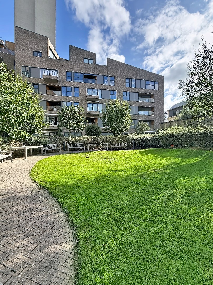 Appartement ensoleillé avec terrasse en plein centre-ville mais dans un oasis de verdure. 