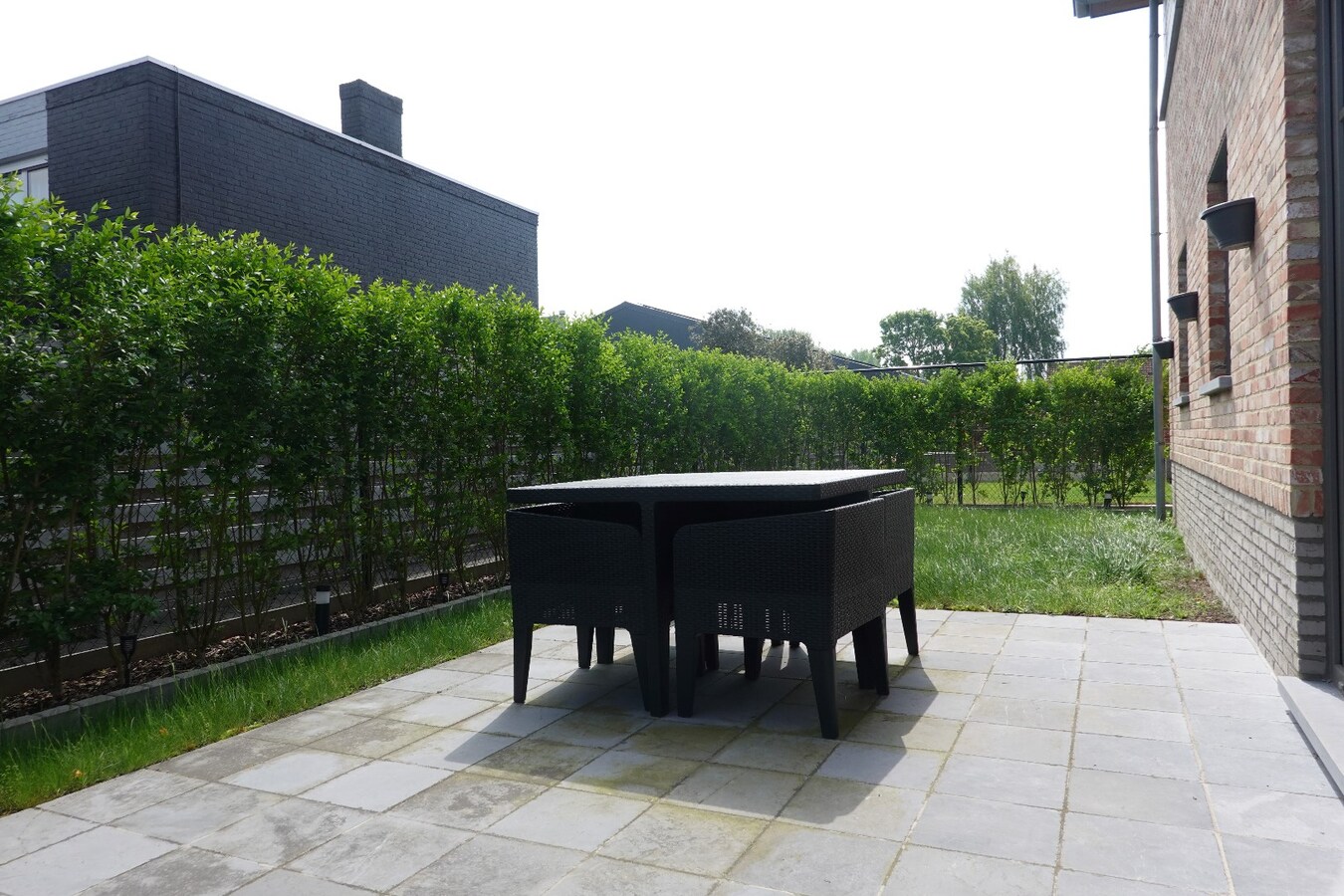 Gelijkvloers appartement (2016) met tuintje en parkeerplaats 