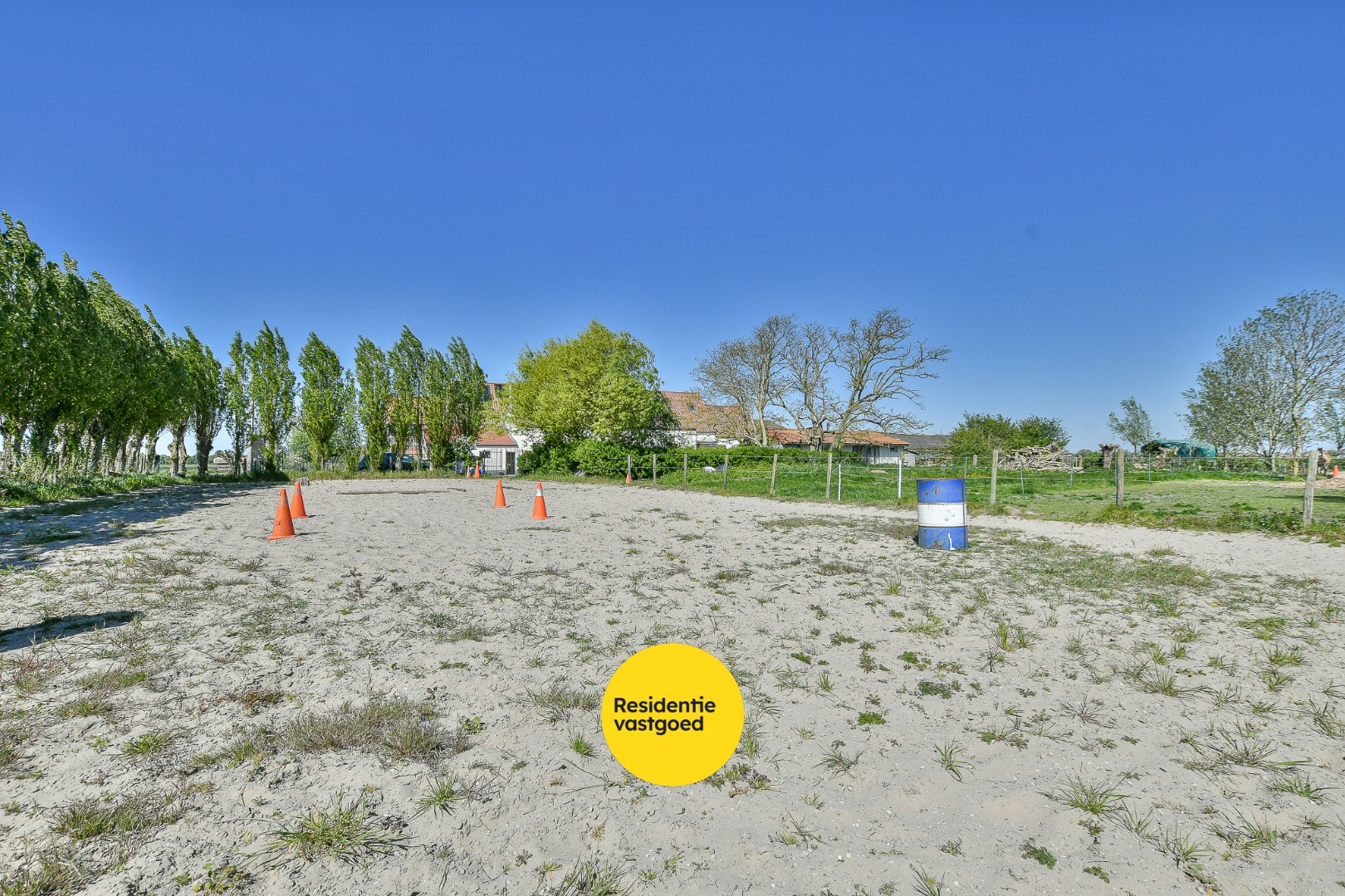 Authentieke hoeve met bouwland, stallen en bijgebouwen op unieke landelijke ligging tussen De Haan en Nieuwmunster 