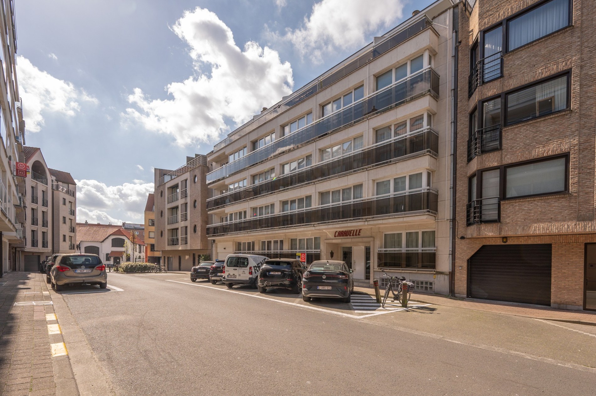 Penthouse duplex exceptionnel de 125 m² dans la résidence William, un bâtiment récent et élégant (2020), parfaitement situé au centre de Knokke. 