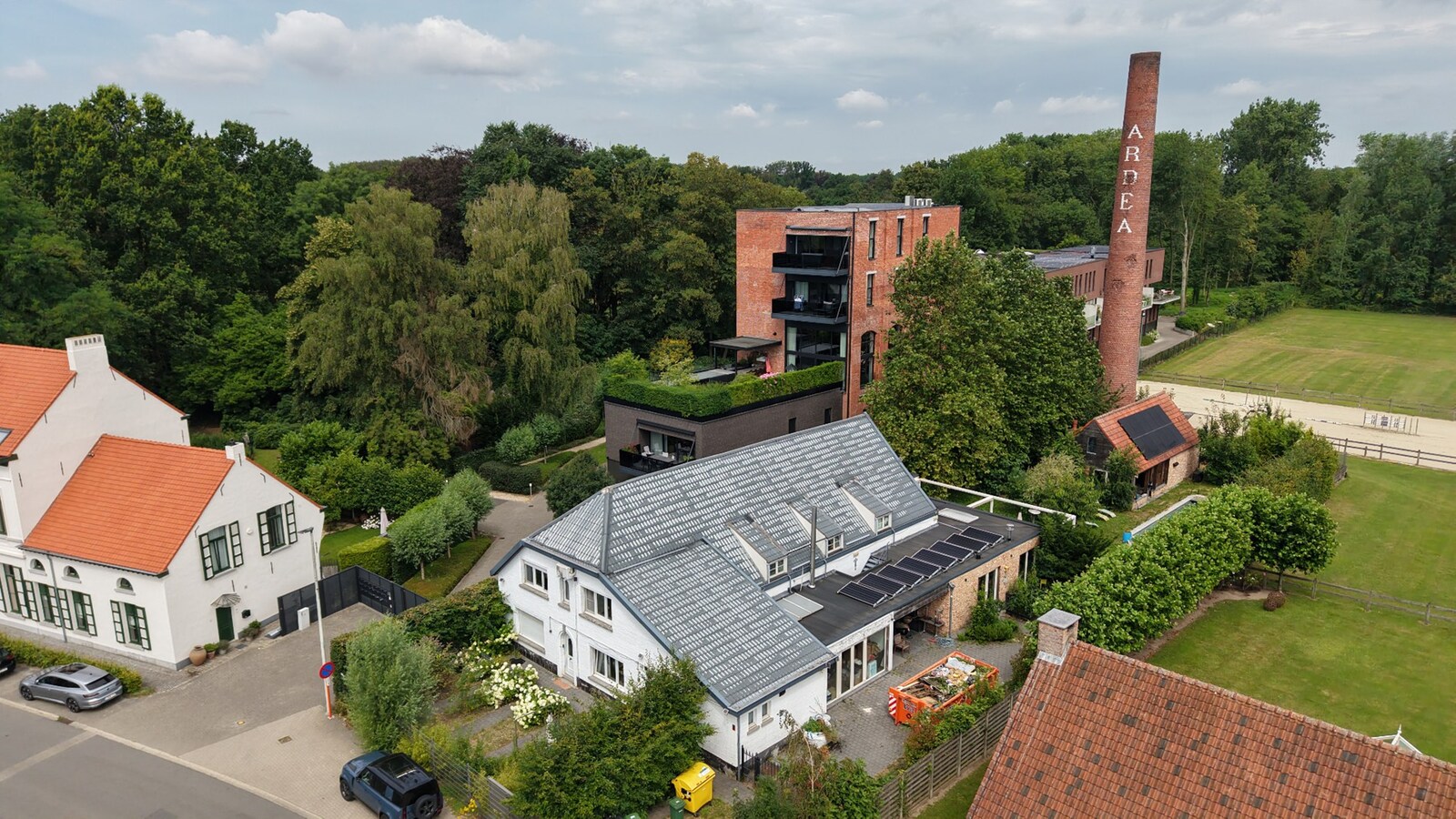 Zeer ruime woning (8 slpk + 8 badkamers) op een perceel van ca. 1.522 m² te Wijnegem/grens Schilde 