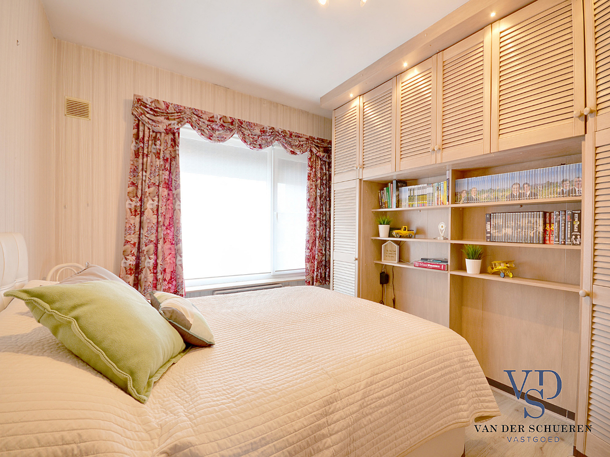 Praktische Half-Open Bungalow met afzonderlijke garage. 