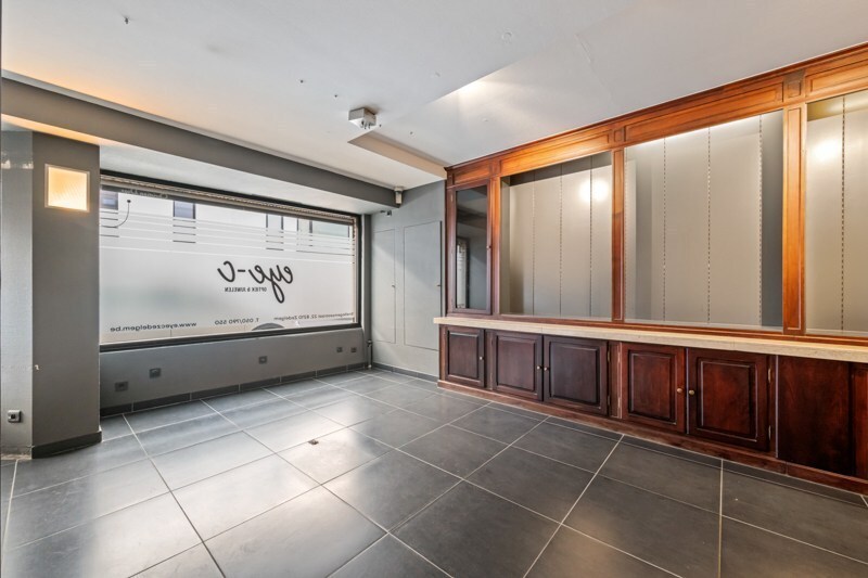 Uitstekend gelegen handelspand met woonst in Eernegem 