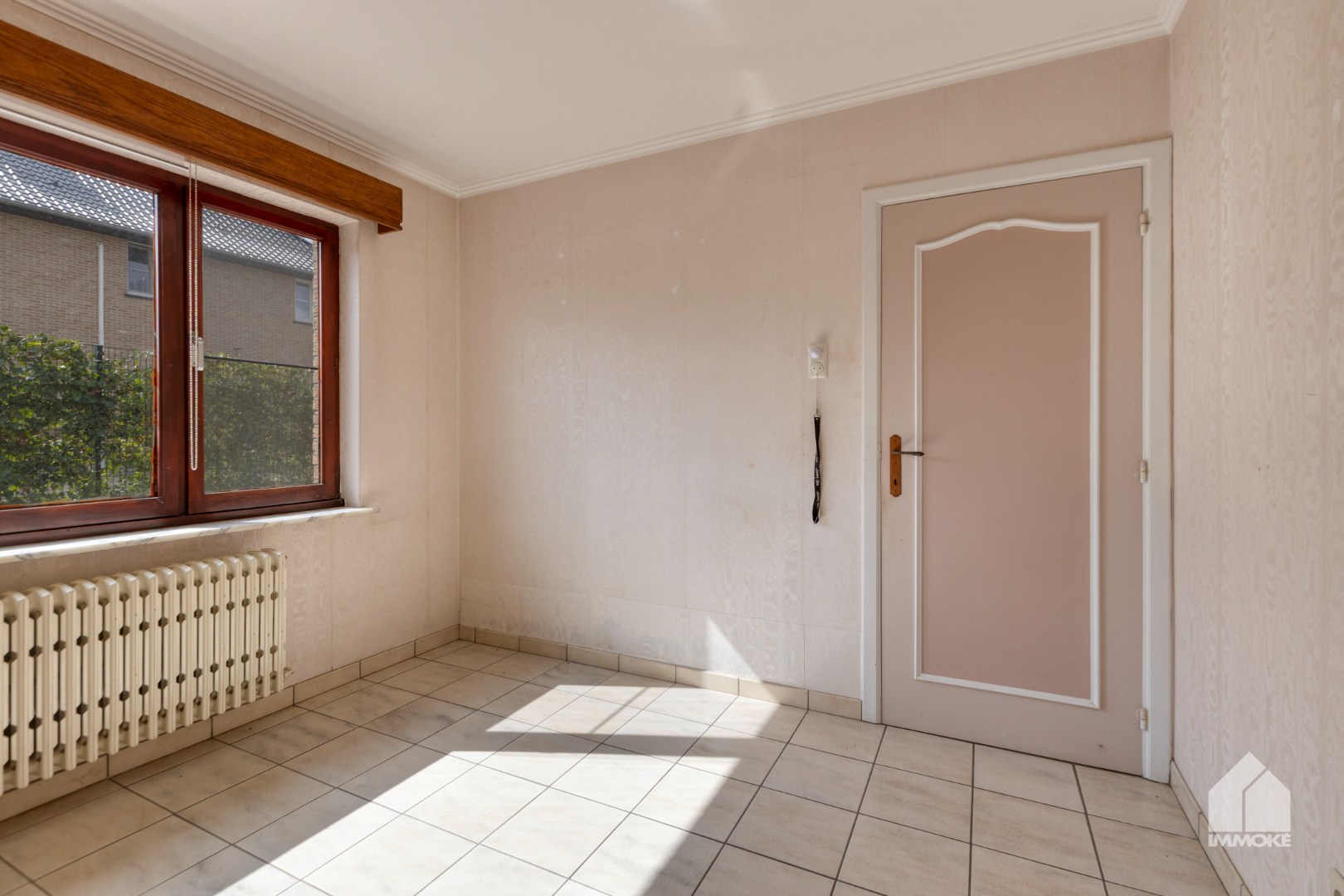 Te renoveren, gelijkvloerse woning op 13a 60ca met 2 slpk en garage. 