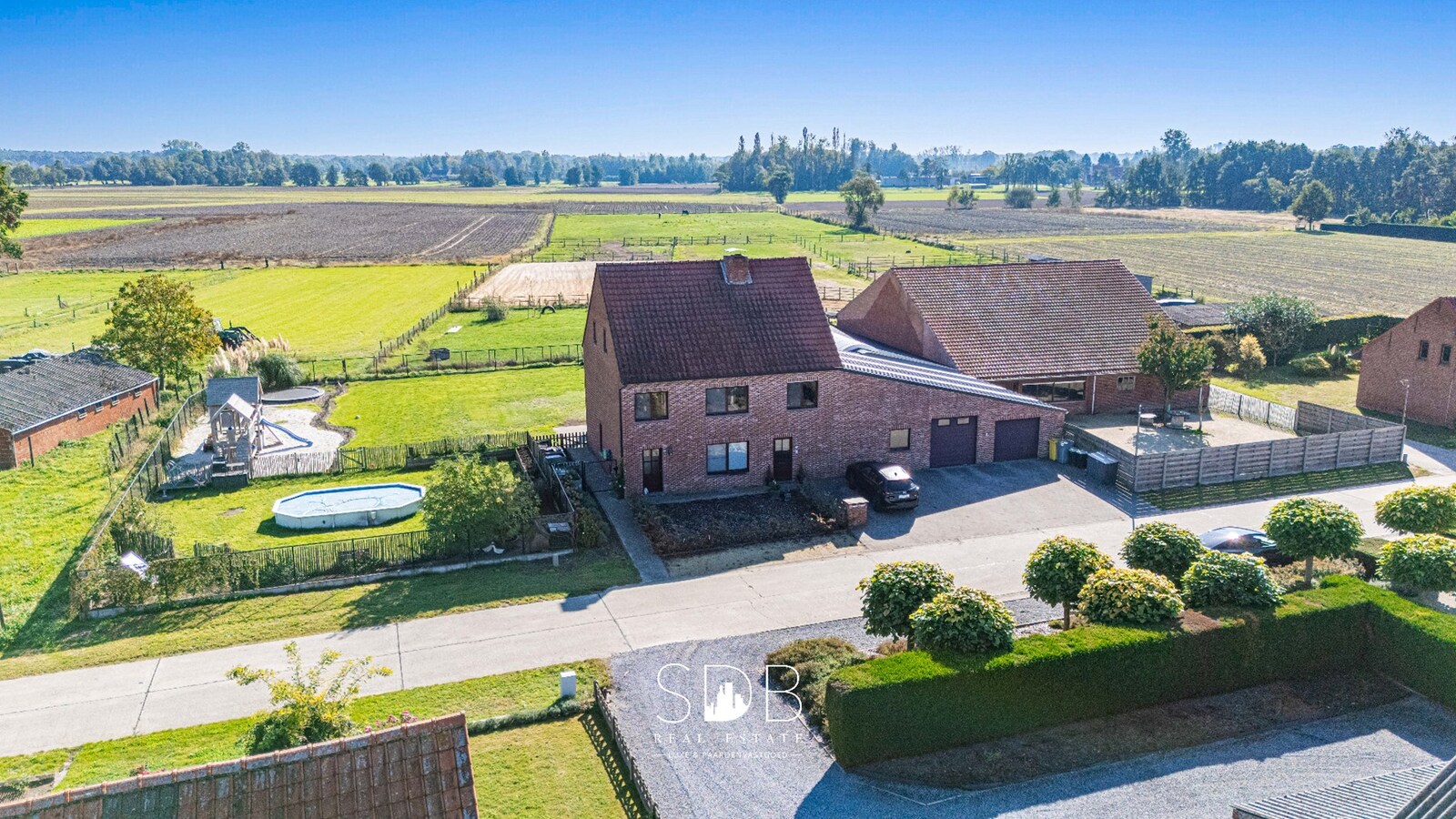 Hedendaagse woning met hippische accommodatie op 17.782m² 