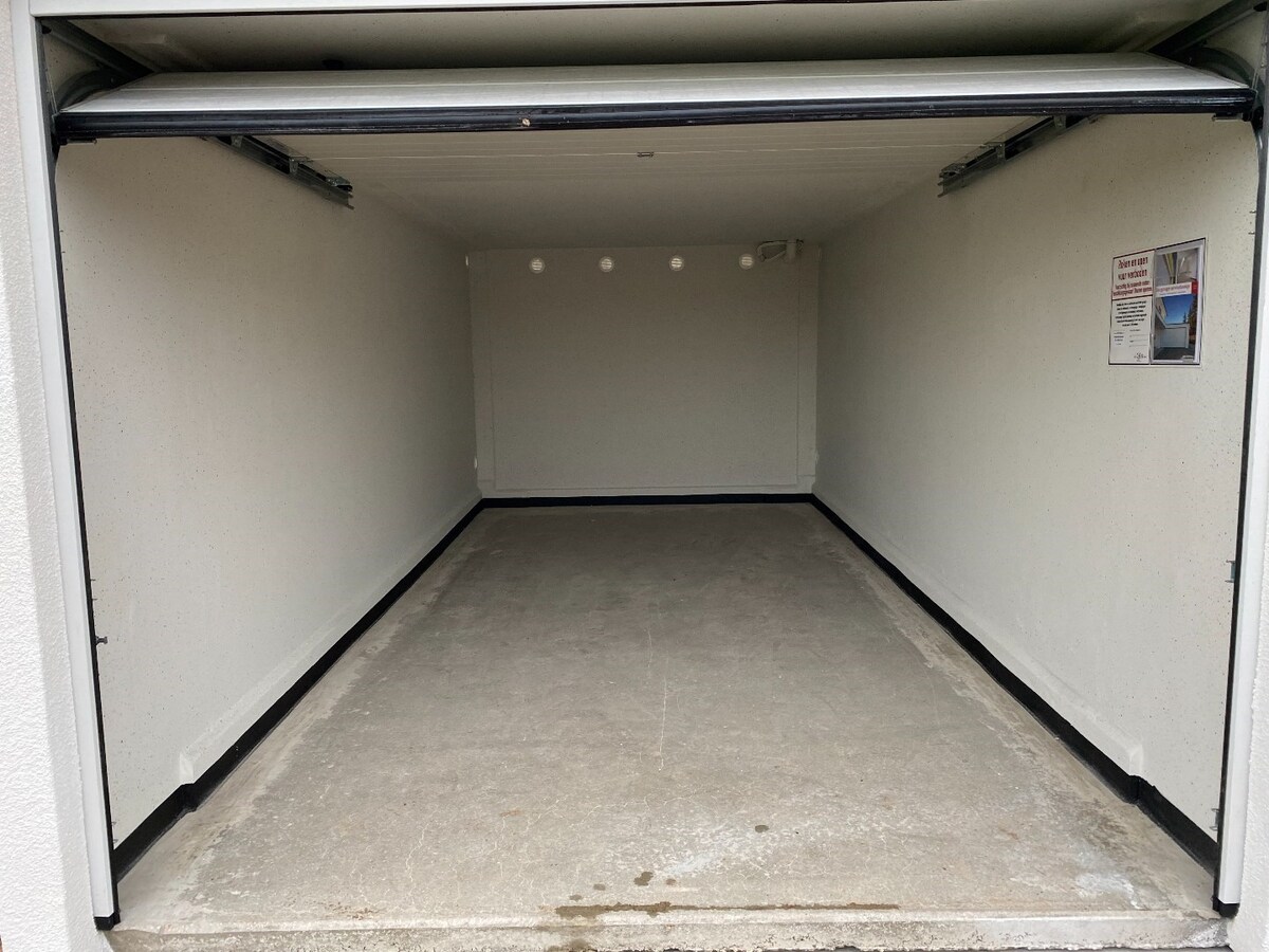 Ruime garages met sectionaalpoorten te huur 