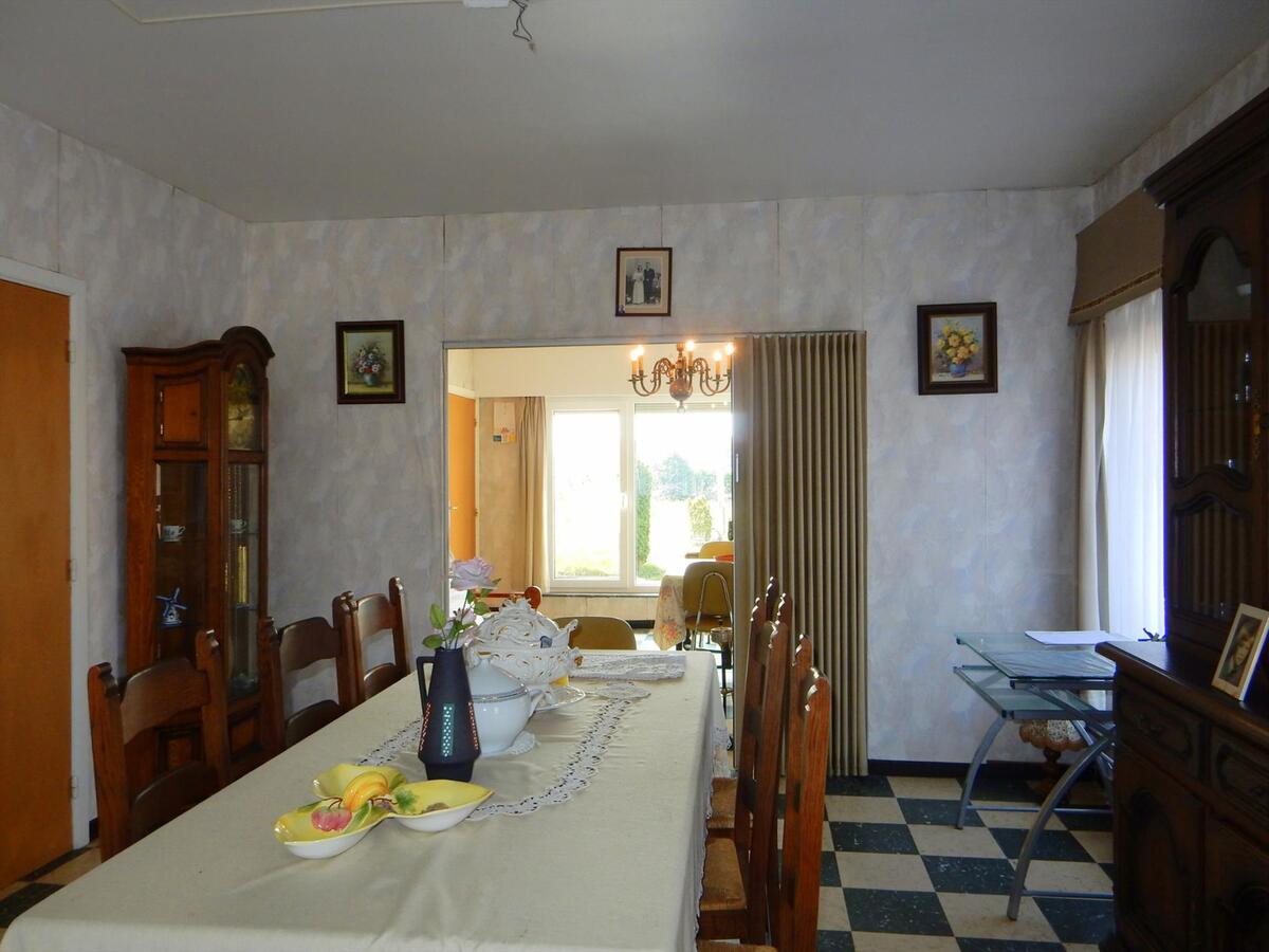 Op te knappen vrijstaande woning 