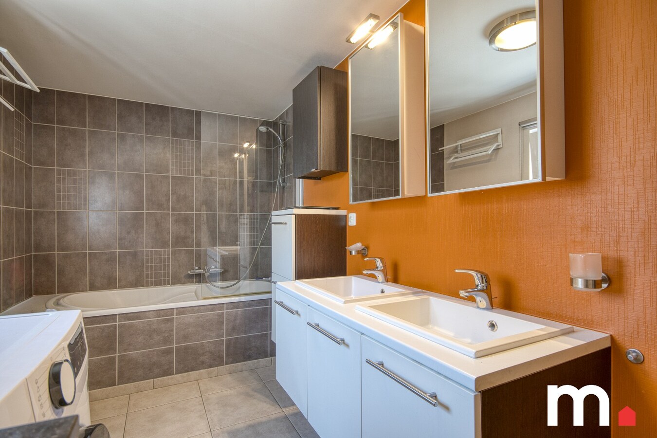 Instapklare woning te Ingelmunster met garage en uitweg achteraan! 