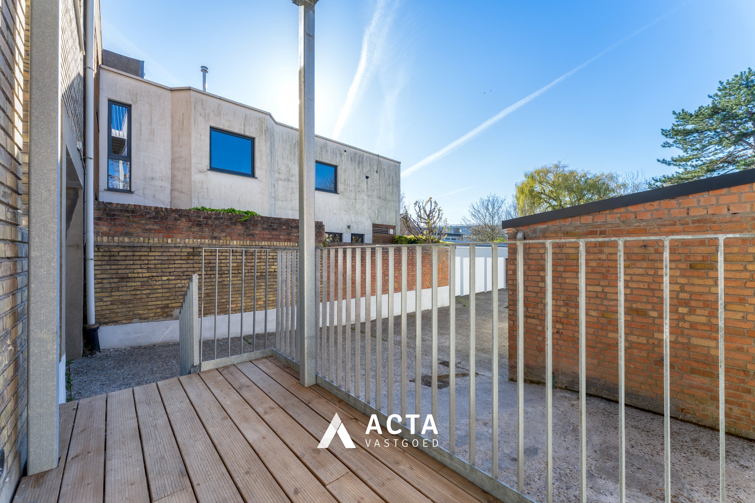 Recent gerenoveerd gelijkvloers appartement nabij centrum 