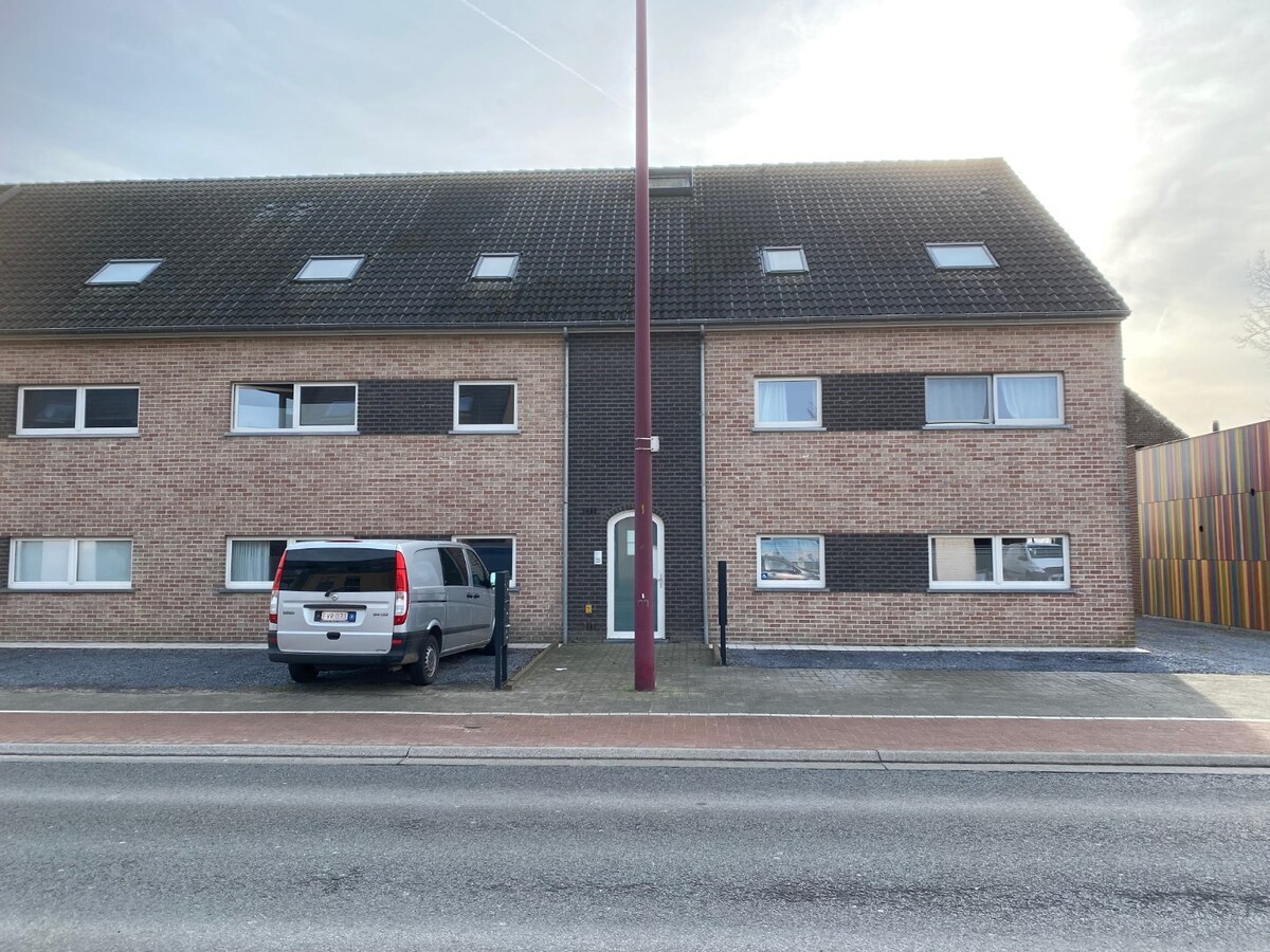 Ruim 1 slpk appartement met garage 