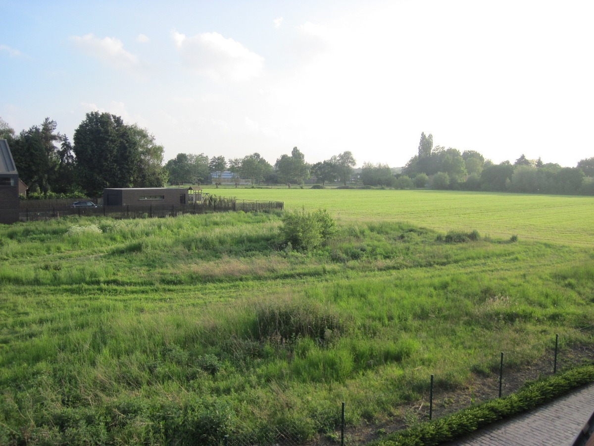 Eigentijds appartement op de 1° verdieping (met terras). Uitstekend gelegen. 
