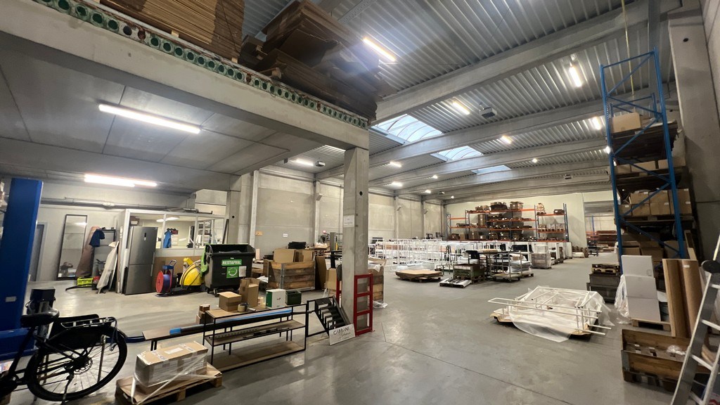 Magazijn met mezzanine te huur in Zele