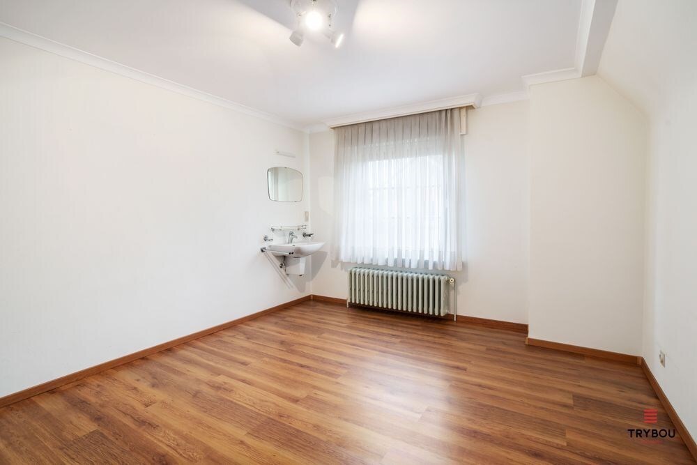 Ruime karaktervolle villa met 3 garages op 1099m² 