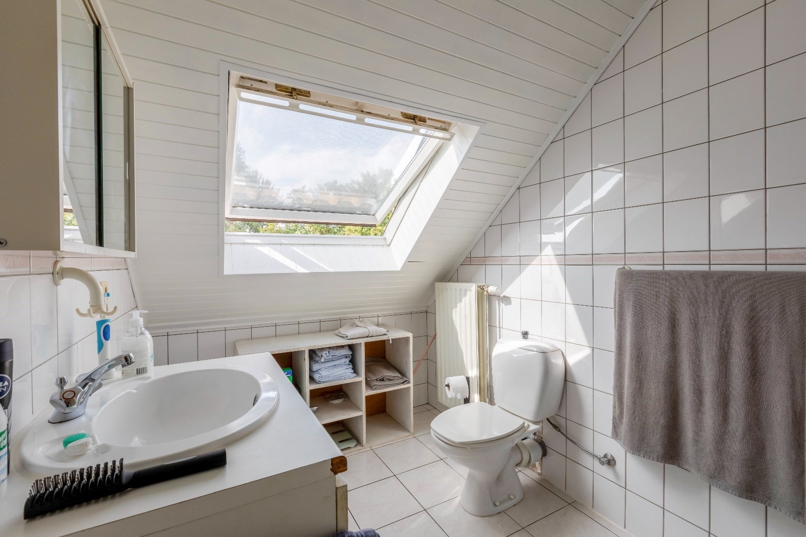 VERKOCHT ! Opbrengsteigendom met 2 appartementen en 2 garages 