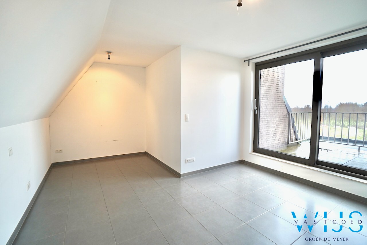 Prachtig appartement MET GARAGE in het rustige landelijke OOSTEEKLO ! 