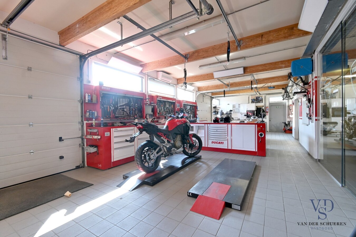 Multifunktioneel pand op top-ligging. 