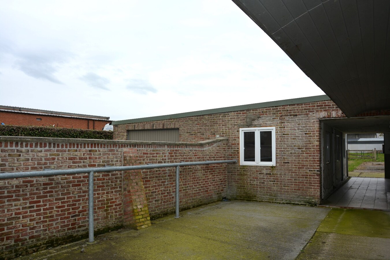 Te renoveren villa in bedrijventerreinzone voor KMO's 