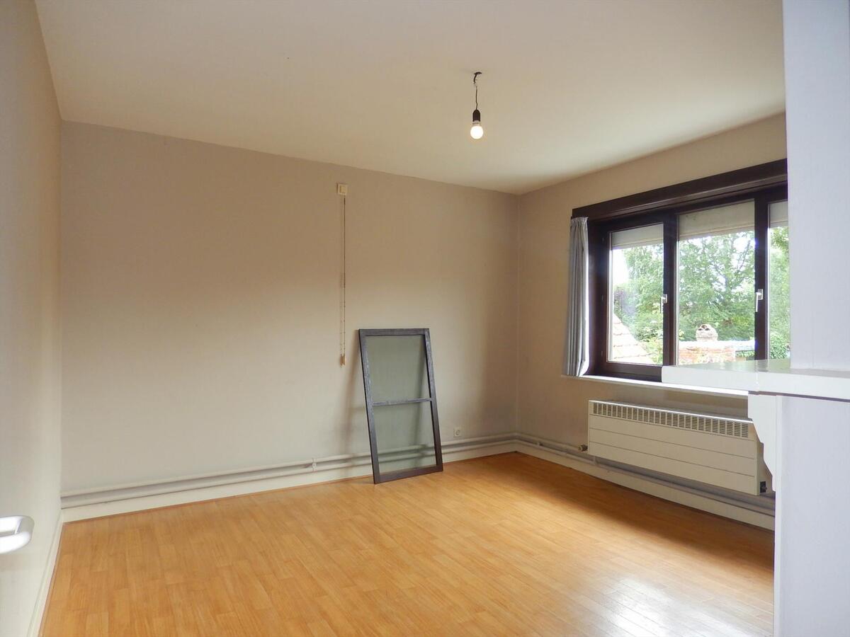 Rijwoning met zonnige tuin en garage 