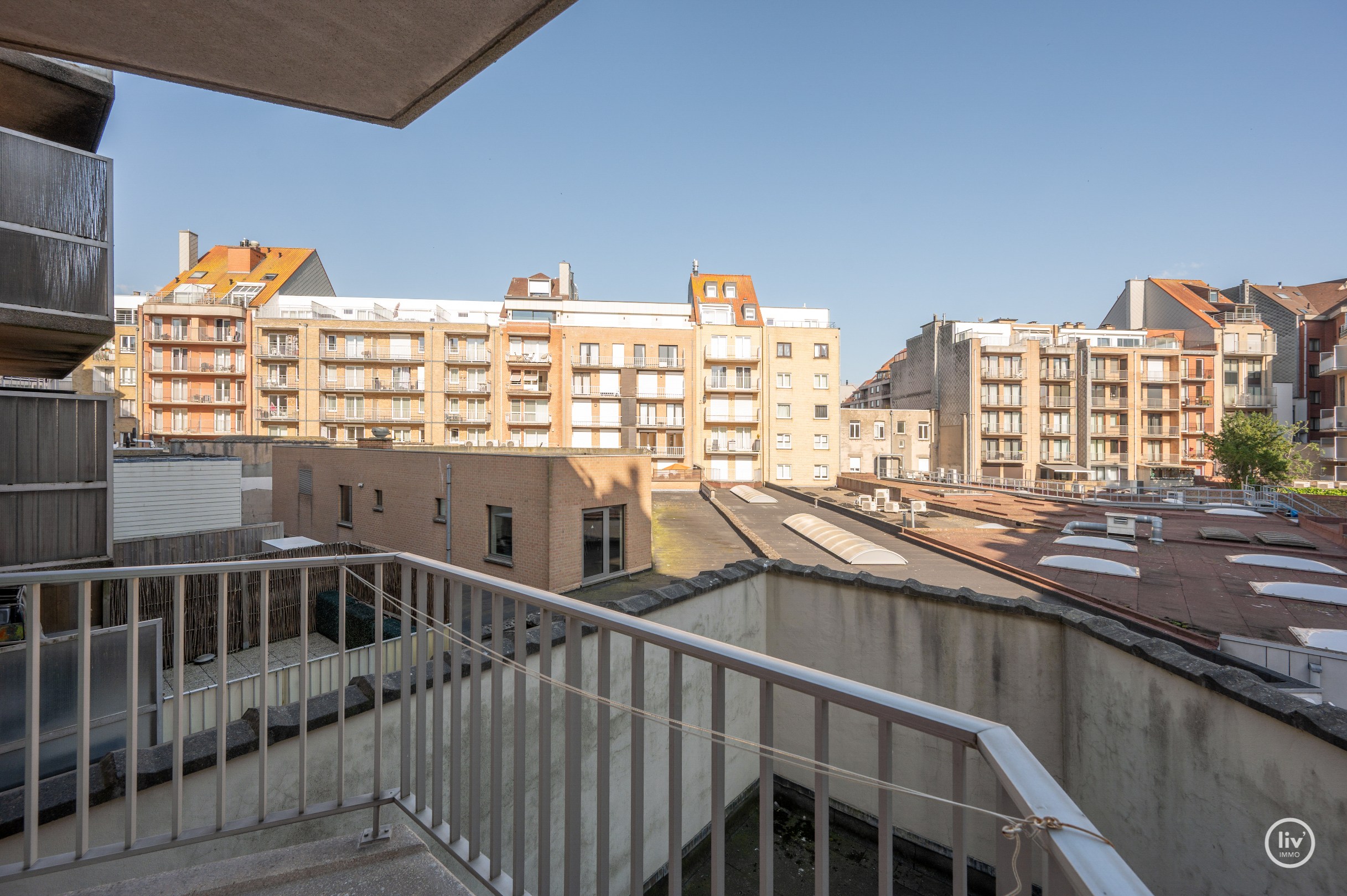 Luxueus gerenoveerd tweeslaapkamerappartement op toplocatie te Dumortierlaan. 