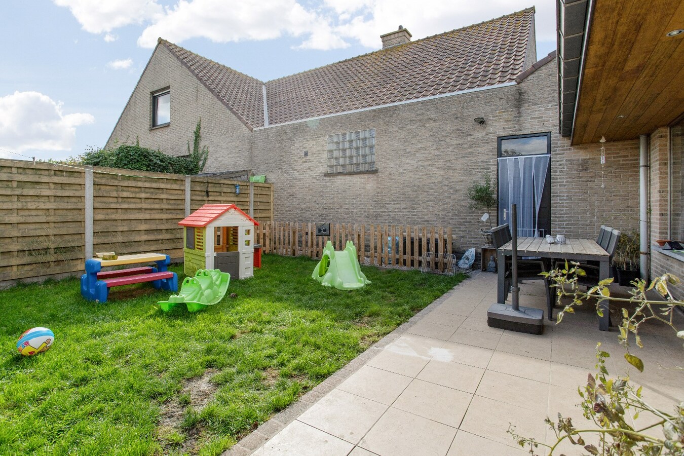 Verassend ruime woning met ruime werkplaats/garage te Houthulst 