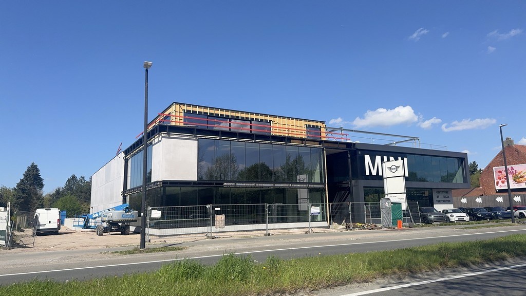 Nieuwbouw showroom met magazijn te huur langs N43 in Sint-Denijs-Westrem