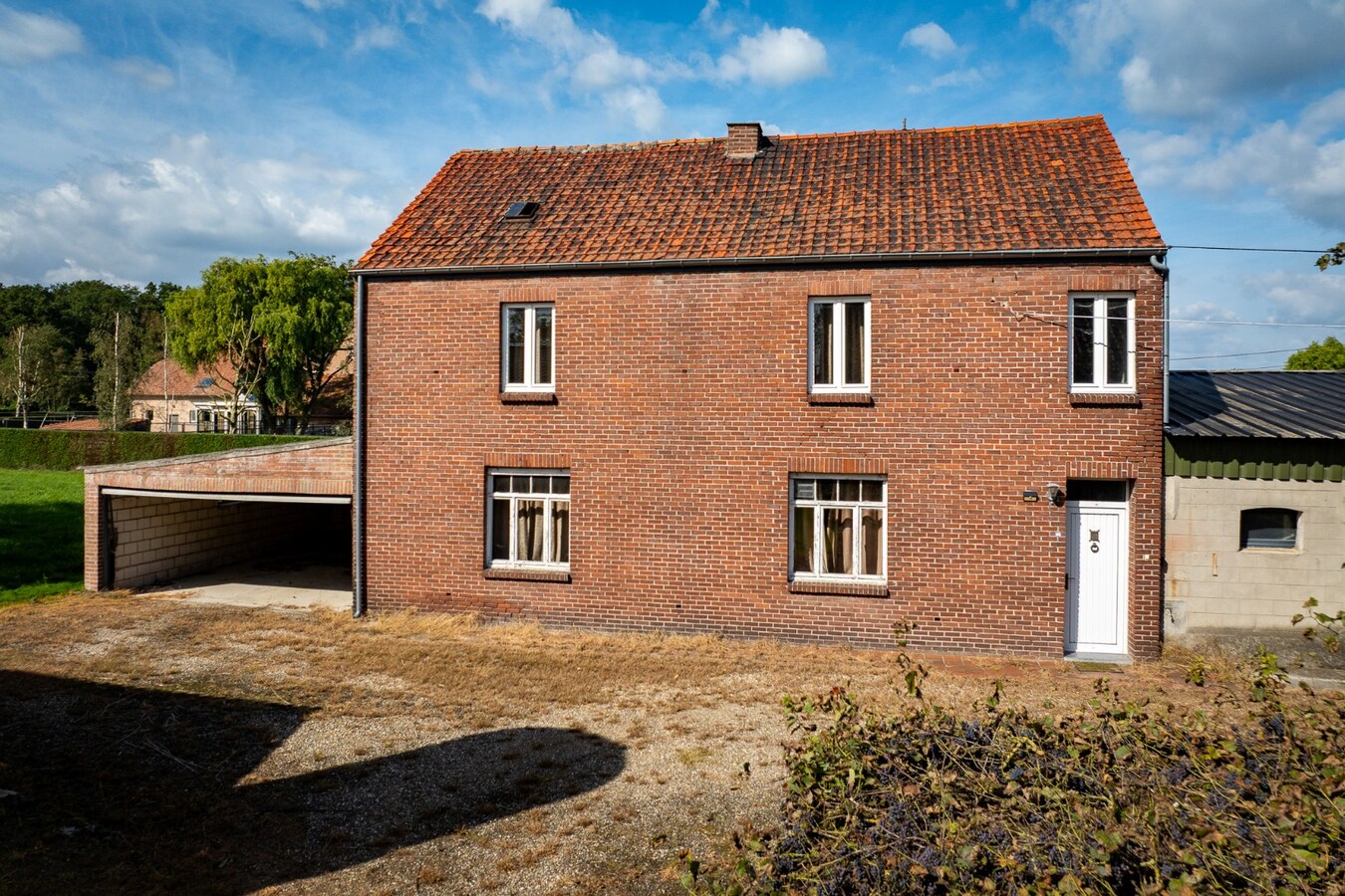 Hoeve met stalgebouwen op ca. 1ha te Bree 
